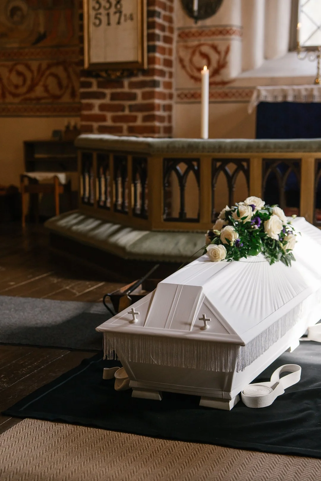 Hautakirstu ja kukkaseppele kirkossa