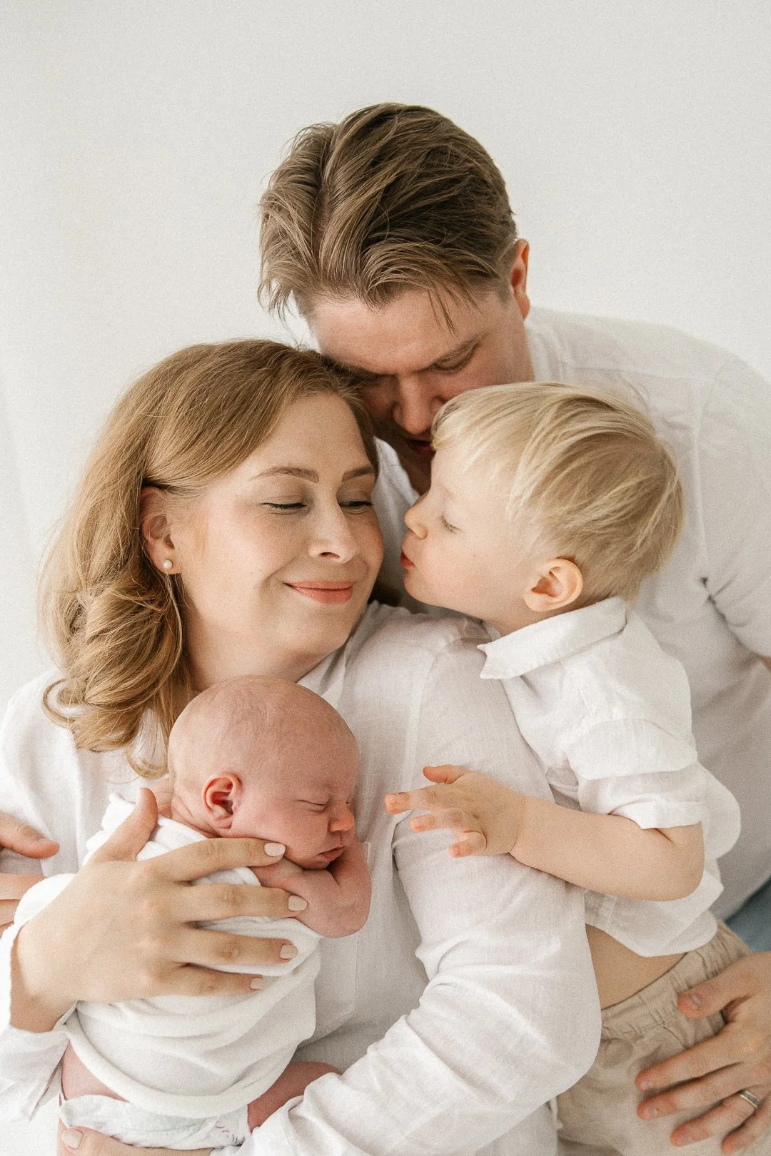 Perhe halinää yhdessä iloisena.