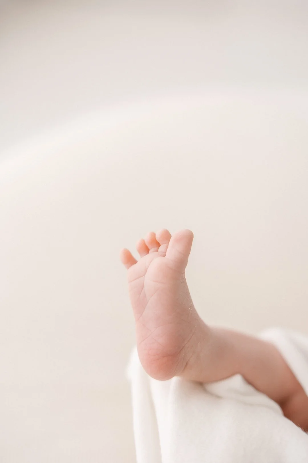 Vauvan jalka kohoaa ilmaan.