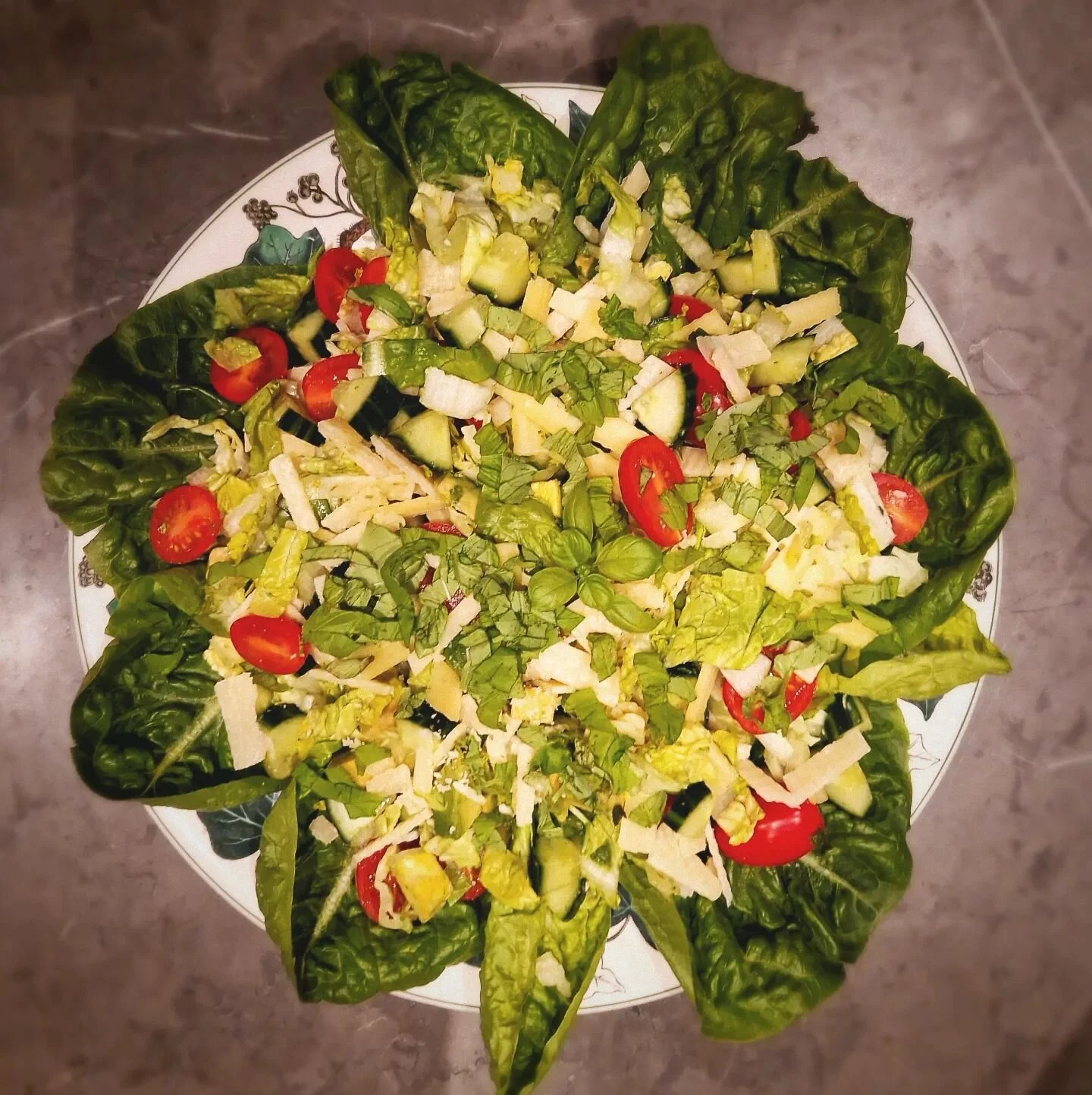 🇬🇧5.min. salad - lettuce, tomatoes, cucumber, avocado, parmesan and basil. 
Salad dressing today - olive oil, greek yoghurt, cider vinegar and salt &amp; pepper.
So quick...so yummy!

🇵🇹salada em 5 minutos - alface, tomate, pepino, abacate, queij