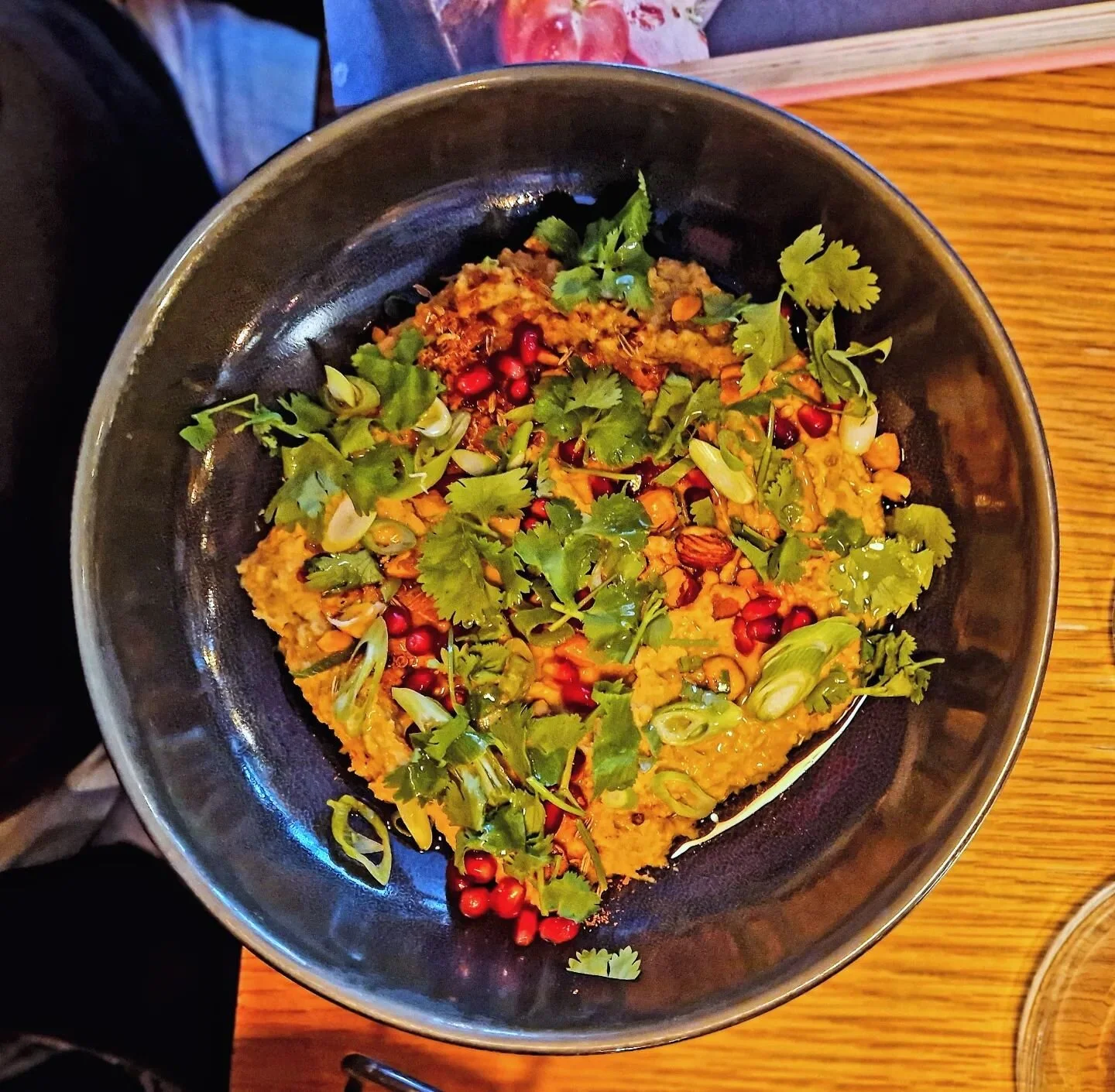 🇵🇹Hummus com topping de coentros frescos, brotos de cebola, avel&atilde;s, nozes, rom&atilde;, Sumac e azeite.
🇬🇧Hummus sprinkled with fresh coriander, spring onions, chopped hazelnuts, chopped walnuts, pomegranate, sumac and olive oil.
.
.
.
#he