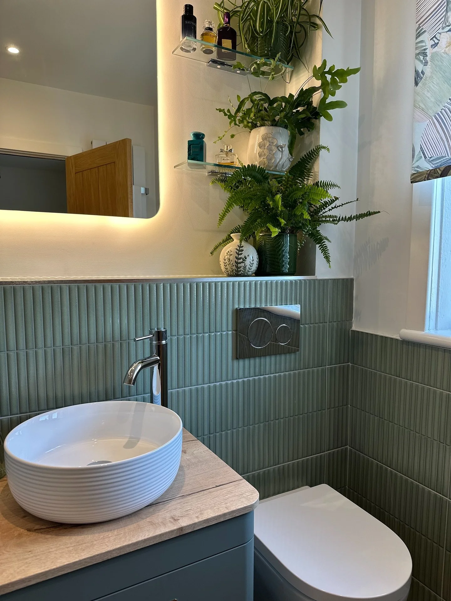 A rainforest retreat 🌿🐸🌱🦎🪴

Palm Springs marble tile backdrop paired with Decor Lingot decorative tiles create the perfect serene rainforest retreat for our clients bathroom. The design feels tranquil yet vibrant, bringing a touch of nature-insp