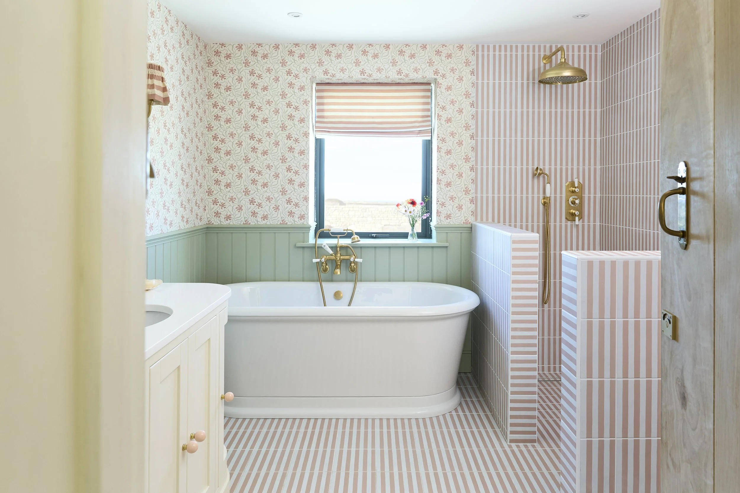 JJBathrooms-Bollowal Farm-Bathroom01-Deck Chair Porcelain Rose-0Y3A1650.jpg