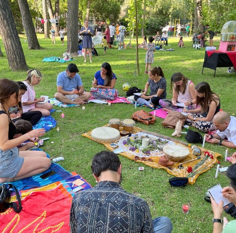 Registro fotográfico de sesiones grupales facilitadas por la profesora del curso