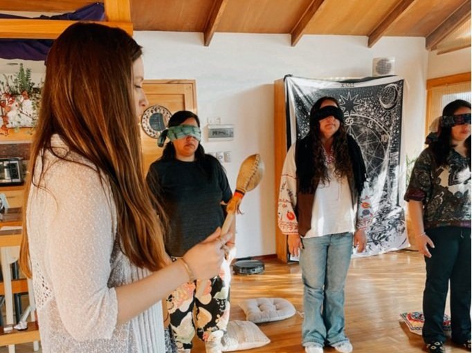 Registro fotográfico de sesiones grupales facilitadas por la profesora del curso