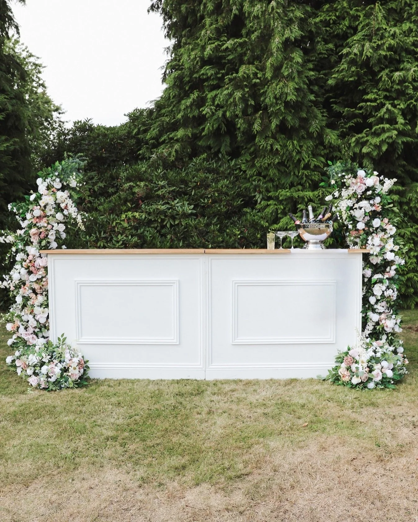 Last week was a whirlwind of excitement for the Southdowns Bar team! 🍸✨ We kicked things off with a fantastic photoshoot at the beautiful @buxtedparkhotel for something very special launching this spring 🌸, then rolled straight into serving up drin