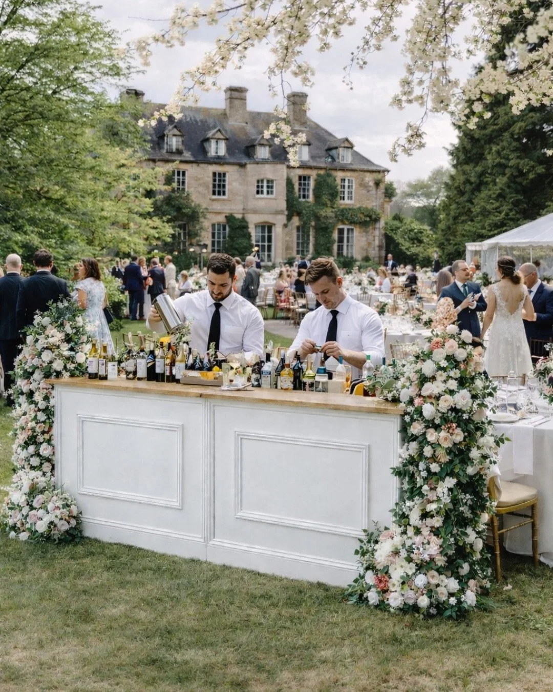 As we head into a stunning spring wedding season, we couldn&rsquo;t be more excited for the celebrations to come 🤍✨

DM us for a quote and let&rsquo;s talk about your big day 🥂

#SouthdownsBarCo #WeddingBar #MobileBar