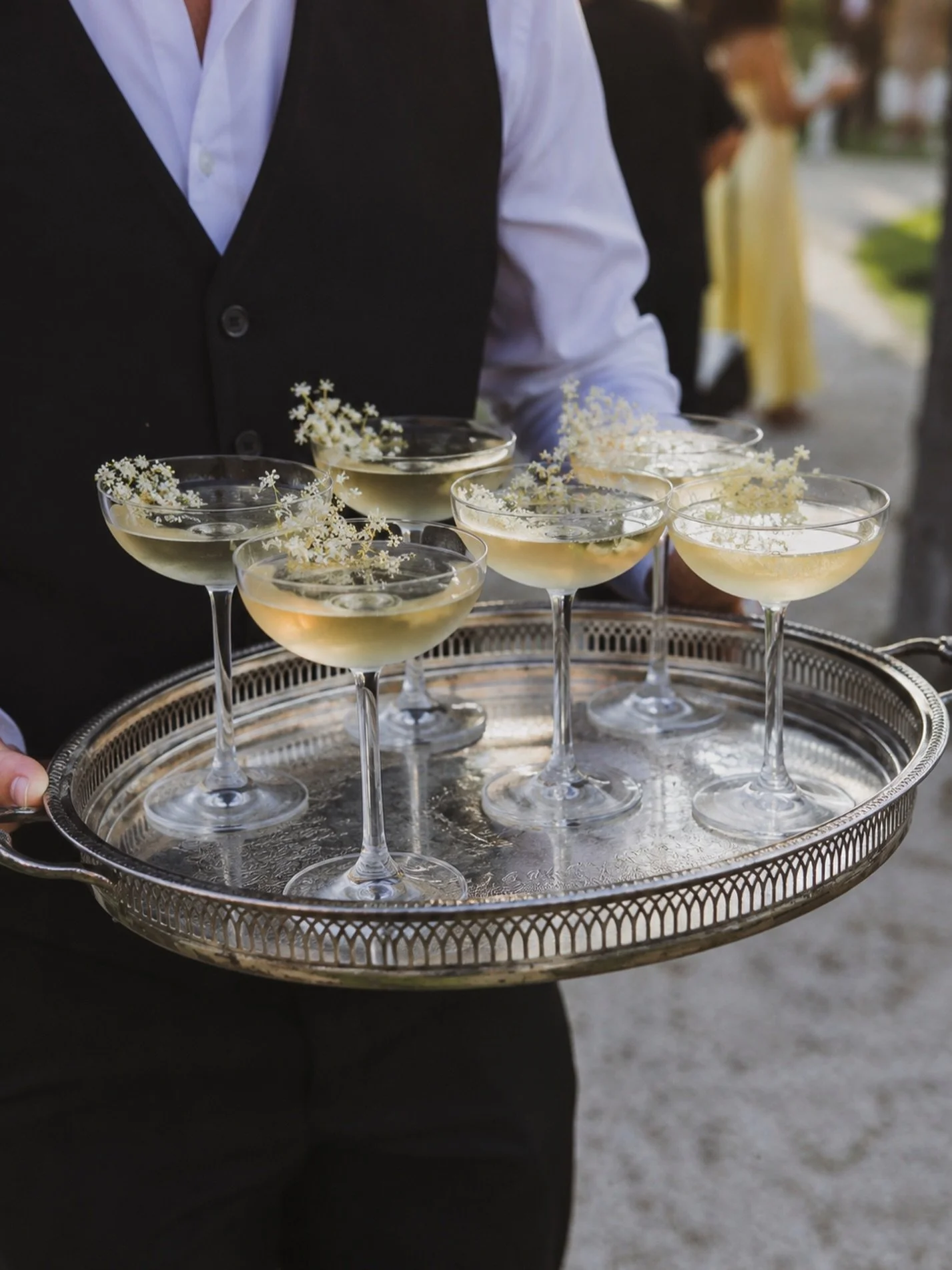 Sunny days = elderflower cocktails 🍸

#elderflowerfizz #elderflowercocktail #weddingdrinks #weddingmobilebar #southdownsbarco