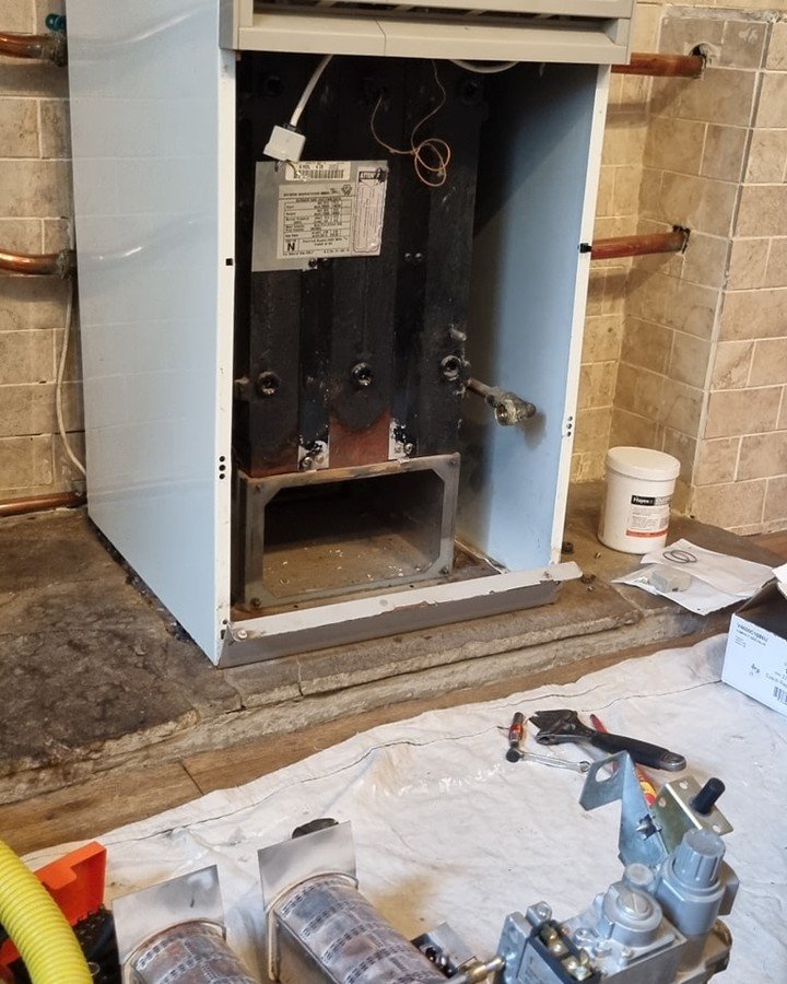 Gas valve replacement and full strip down service to give this old myson marathon a new lease of life to see it through the winter. Get in touch for servicing and maintenance of your gas appliances
 #gas #boiler #boilermaintenance #heating #boilerrep