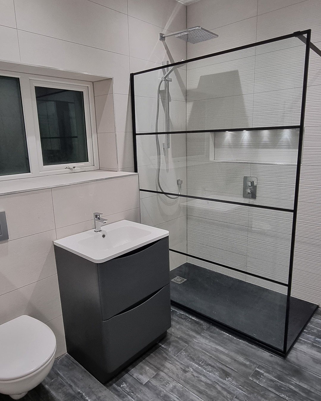 Happy new year to all of my customers. I'm back into the swing of things and following on from a super busy 2021 my diary is filling up fast with bathroom refurbs and a variety of exciting projects. Here's my last bathroom from 2021, I hope you like 