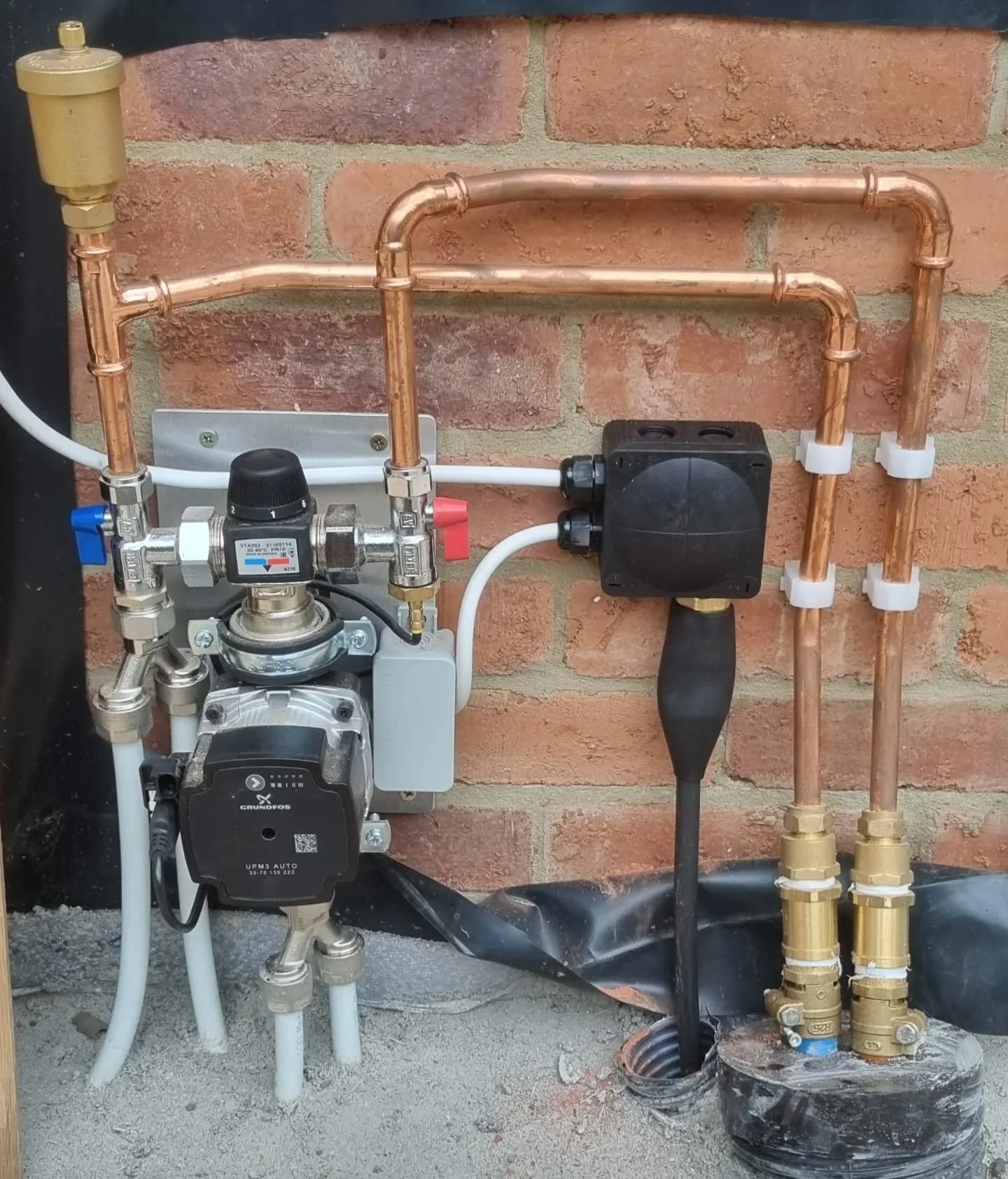 A recent Baxi combi boiler install in newcastle to feed an outbuilding and underfloor heating. This one comes with a manufacturers 10 year warranty.