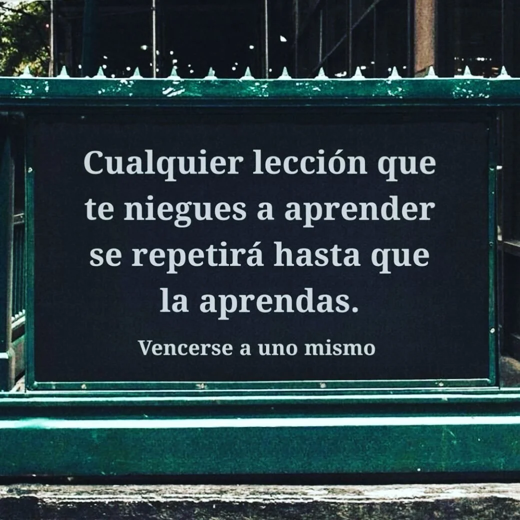 Me gustar&iacute;a que las personas comprendieran esto desde una perspectiva psicol&oacute;gica, m&aacute;s que espiritual. 
El ego repite el trauma de la ni&ntilde;ez como un mecanismo de sanaci&oacute;n en el presente, generando esas emociones trau