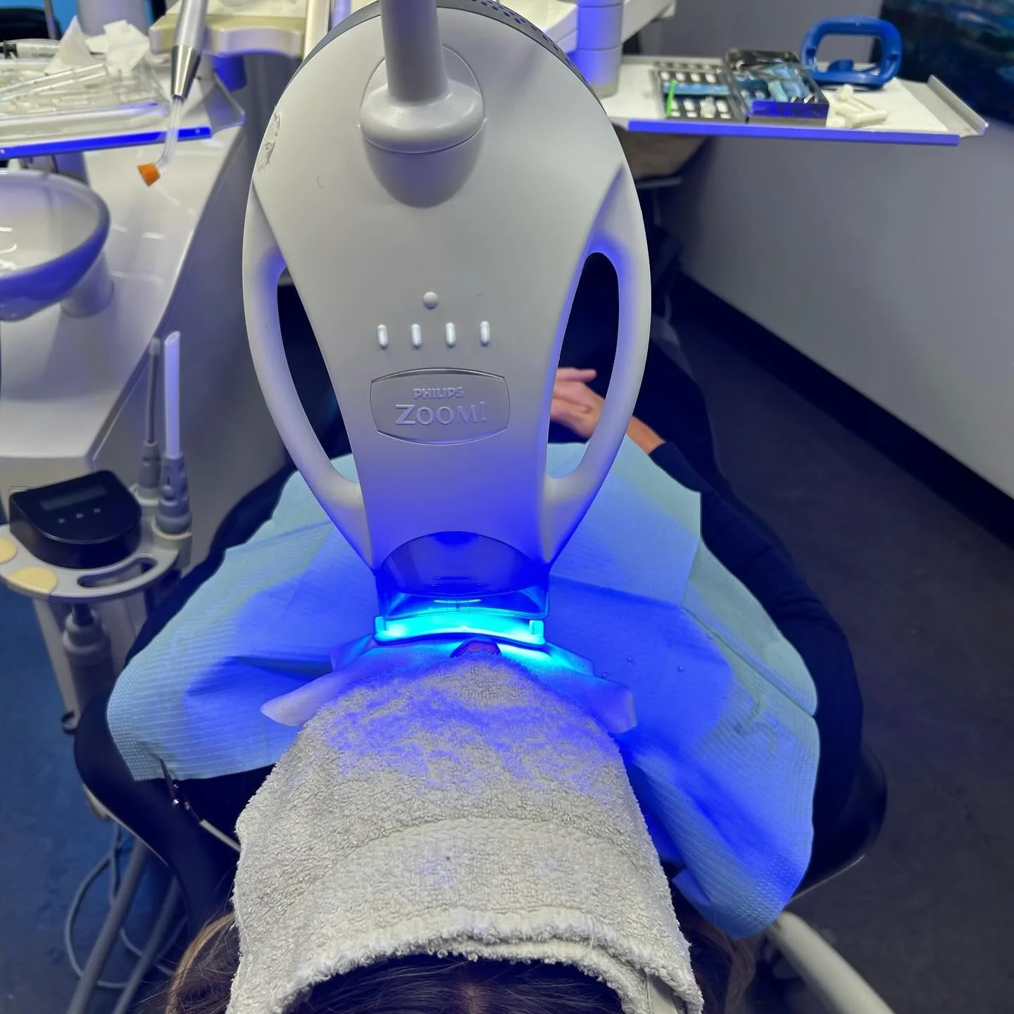 NU KAN VI PRÆSENTERE SPÆNDENDE NYHEDER PÅ KLINIKKEN 🤩 
Forleden havde vi oplæring i at bruge vores nye blegelampe - nu kan vi nemlig tilbyde jer en tryg og professionel KLINIKBLEGNING 🦷
Blegelampen Philips Zoom WhiteSpeed