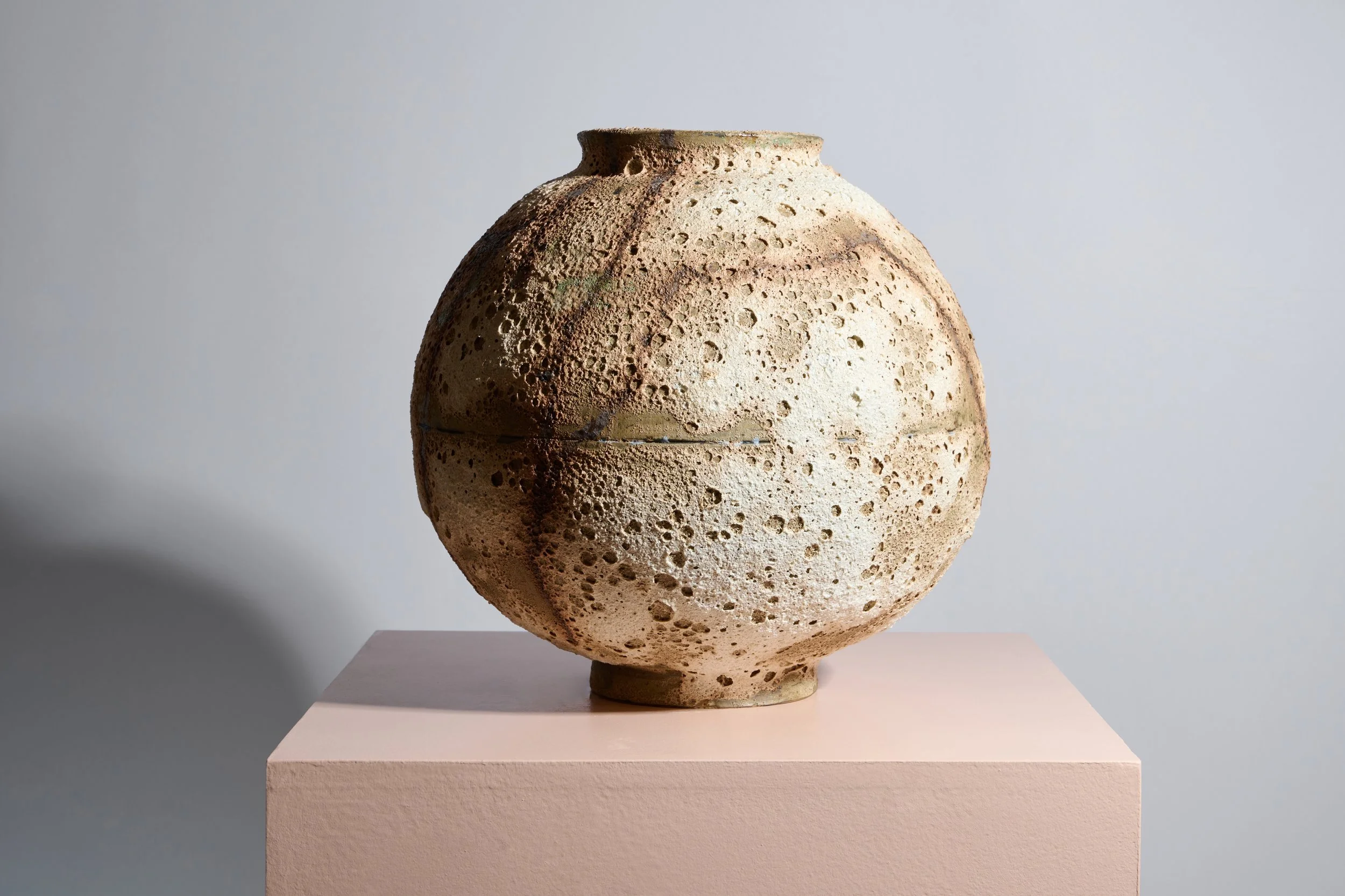 오래보아야 에쁘다, 당신도 그렇다. Look closely, and beauty appears. Watch loggers and love emerges. And so do you. 29,5 x 29,5 cm, Clay and glazes, 2025 ©Sarah Mehler