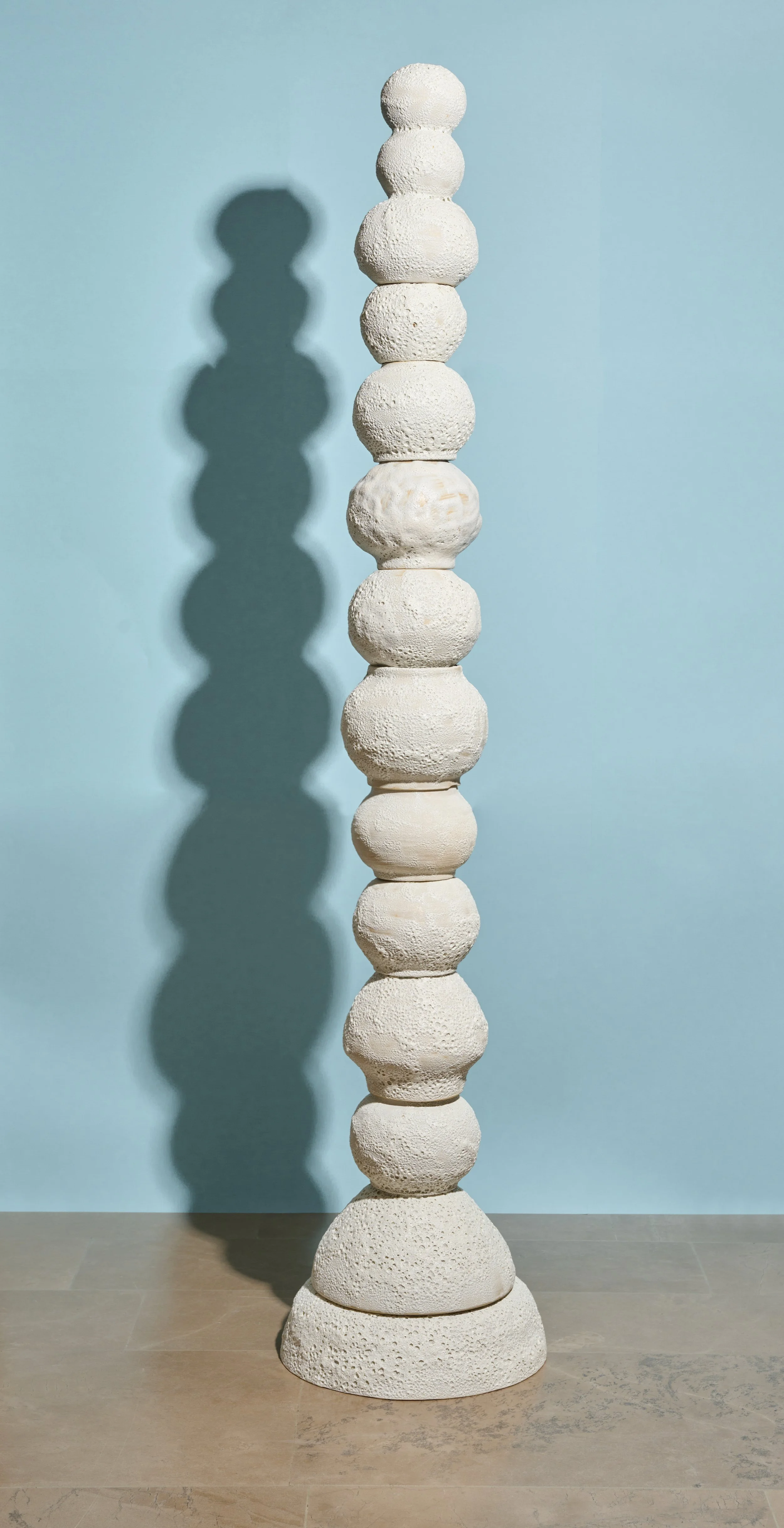 Moon Cairn – Stoneware and Glazes, 37 x 172 cm, 2025 Photo: ©Sarah Mehler