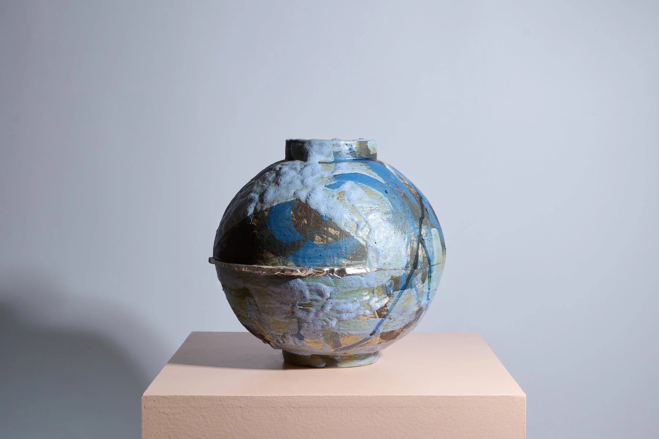 Impuls – Stoneware, Glazes, Urushi and metall powder 27,5 x 27,5, 2025. Photo: ©Sarah Mehler