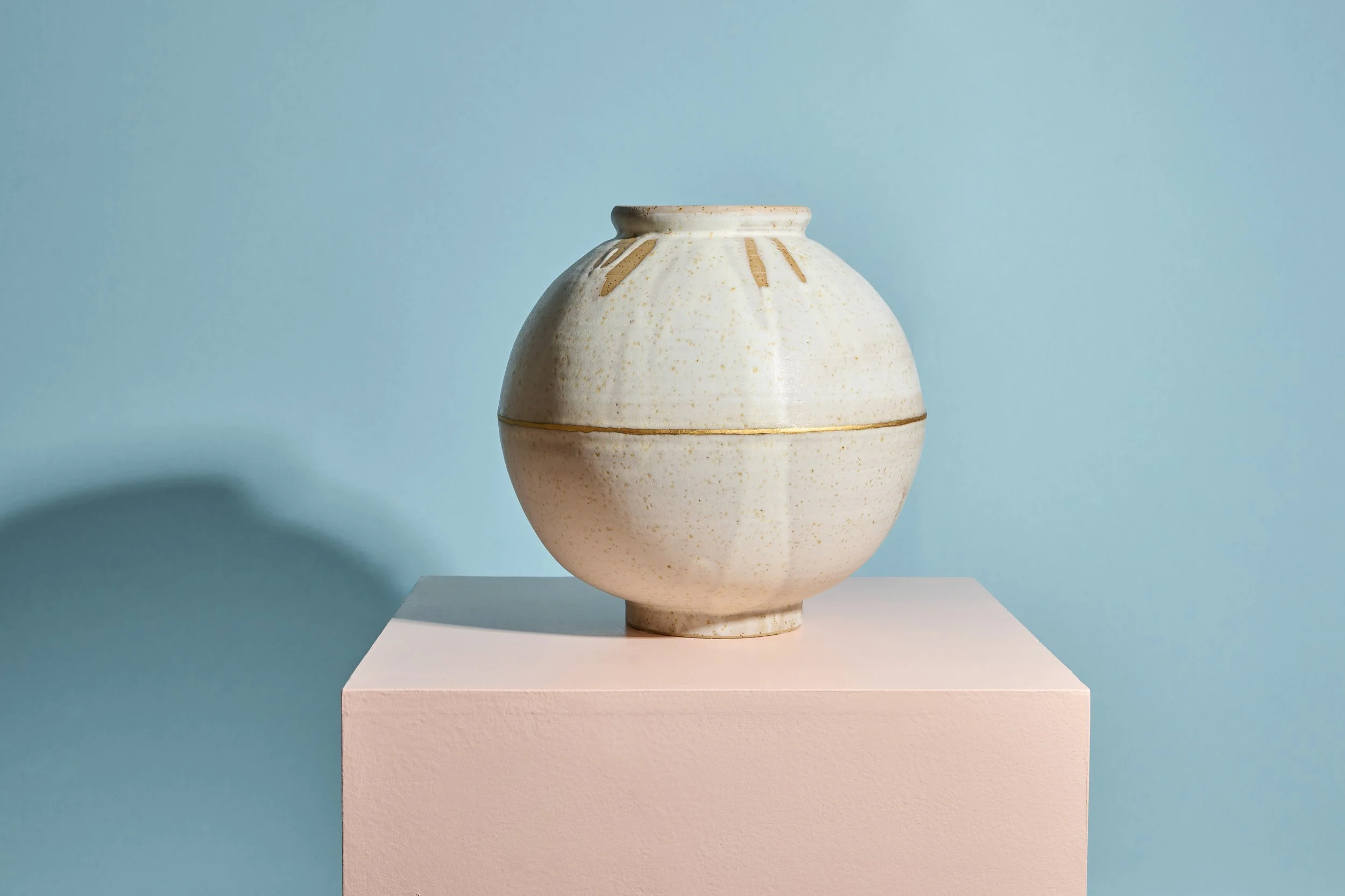 Thinking with Yanagi Muneyoshi – Stoneware, Glazes, Urushi and Gold. 24 x 24 cm, 2025 Photo: ©Sarah Mehler