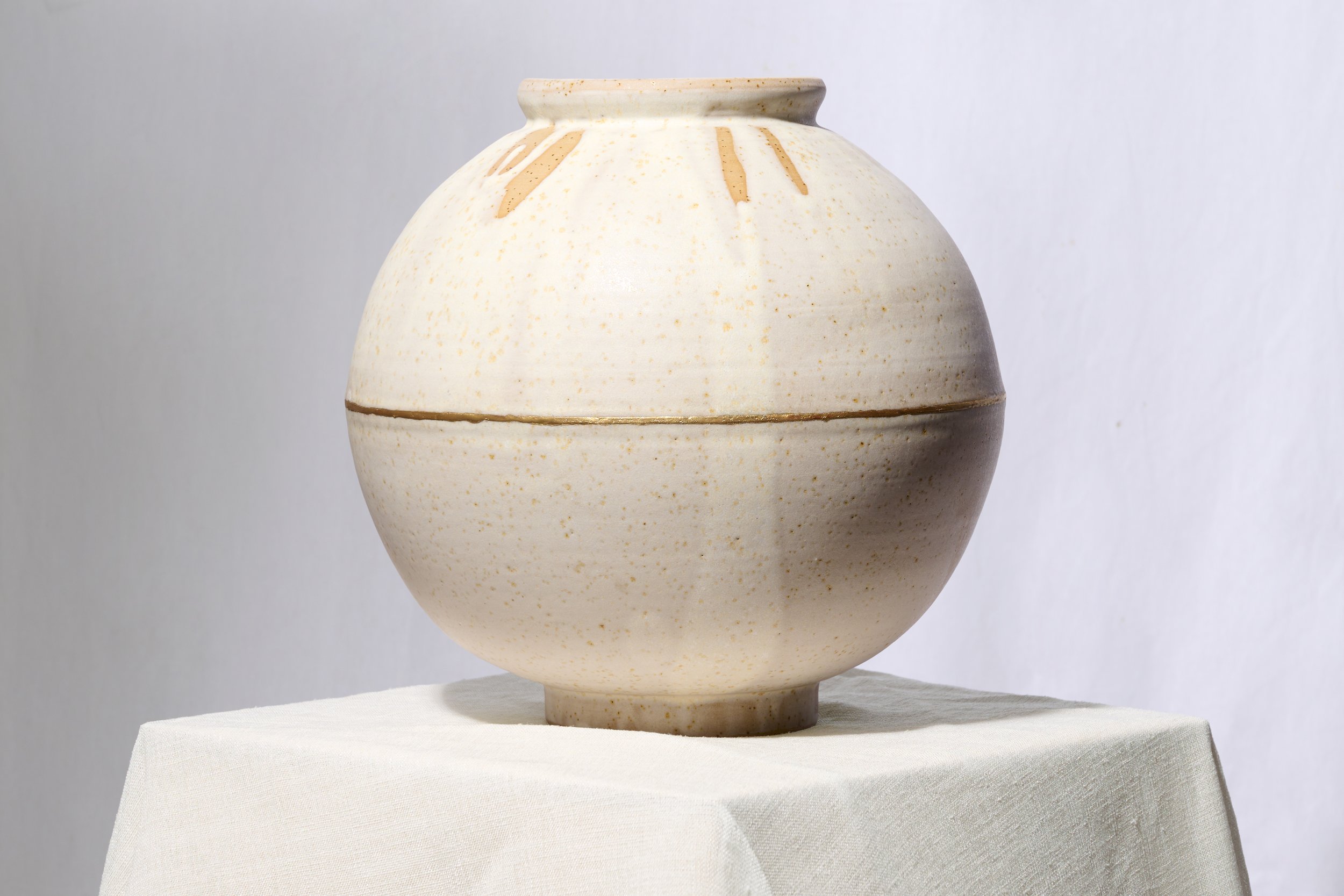 Thinking with Yanagi Muneyoshi – Stoneware, Glazes, Urushi and Gold. 24 x 24 cm, 2025 Photo: ©Sarah Mehler