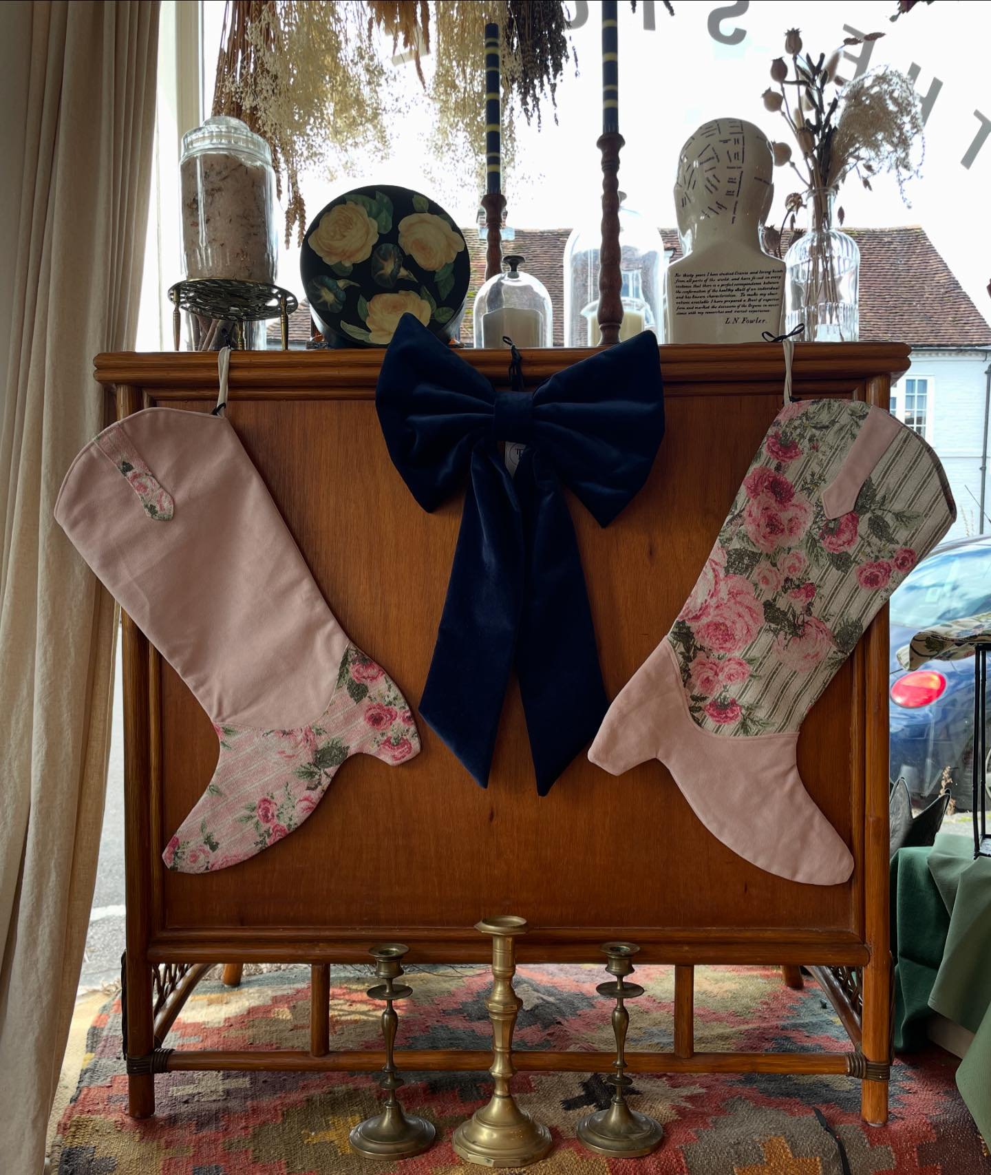 🎀 Big bow energy 🎀

Decorative bows and unique stockings in store now 🕯️🍂🧶