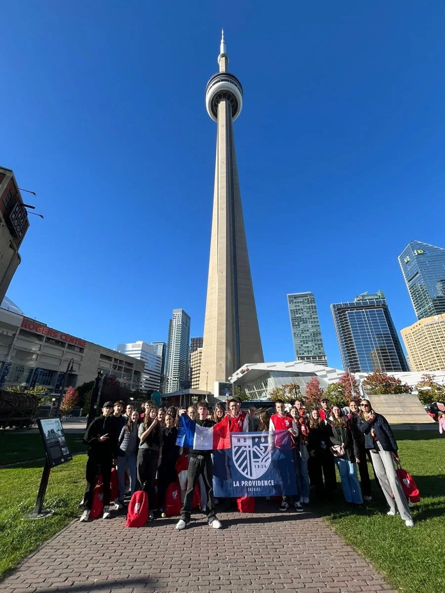 CN-Tower-school-groups-english-outdoors.jpg