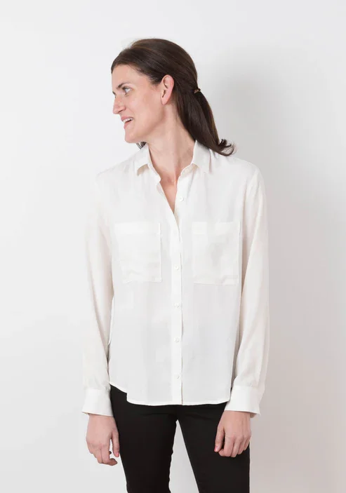 grainline-archer-button-up-pattern-0-18-side-view-b-model.webp