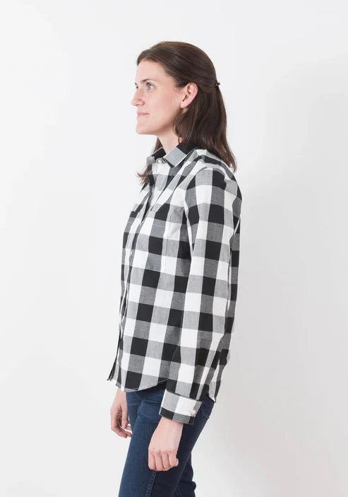grainline-archer-button-up-pattern-0-18-side-view-a-model.webp