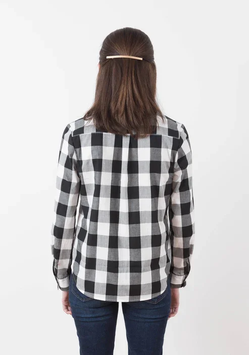 grainline-archer-button-up-pattern-0-18-back-view-a-model.webp