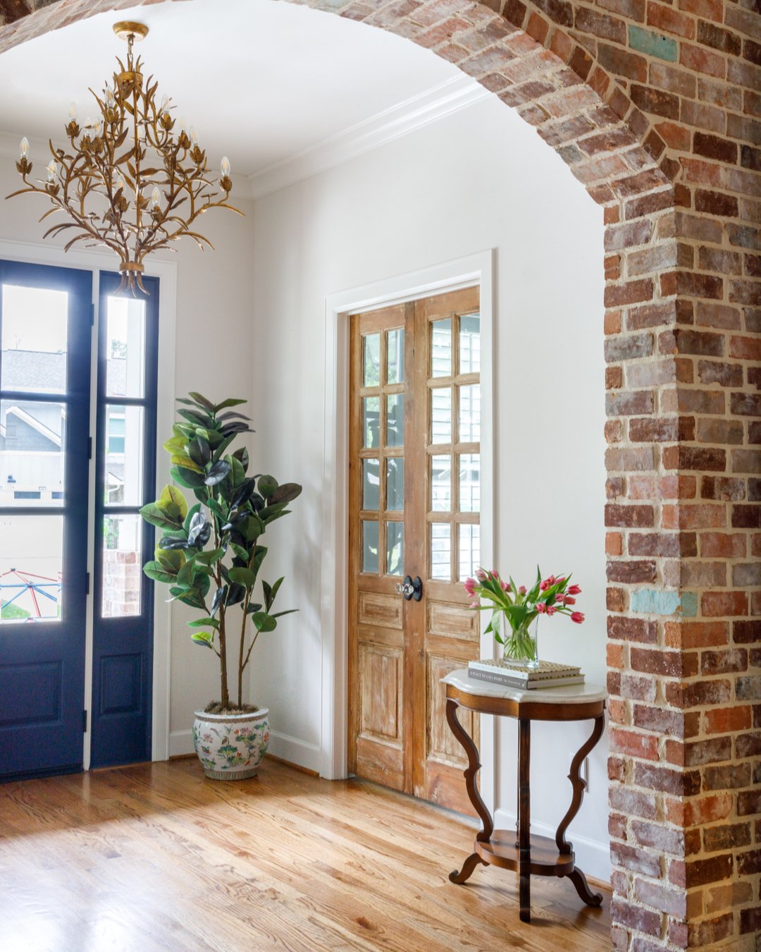 A charming entry space to welcome in all friends and family.