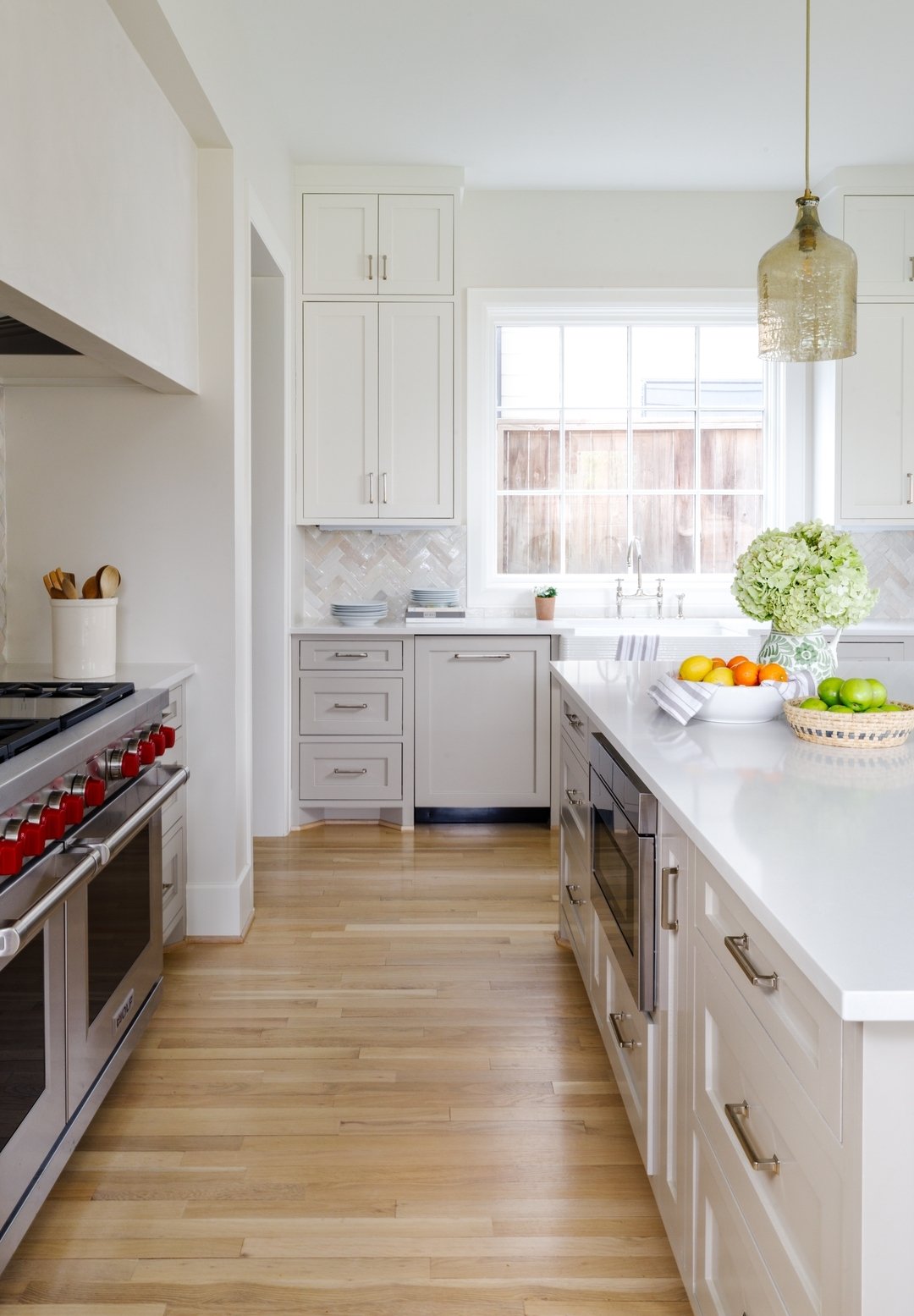 A beautiful kitchen creates a warm and inviting atmosphere that beckons you to come in and create culinary masterpieces.

Architect @cusimanoarchitect
Designer @ashleykelly
Photography @rachelalysemanning