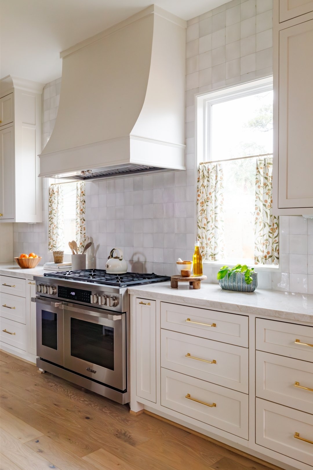 Without a doubt, the kitchen stands out as the heart of this home!

Designer @alliweaverdesigns
Photography @rachelalysemanning