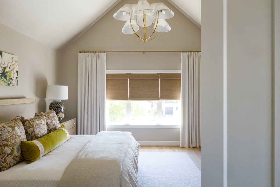 Pure relaxation awaits.  The calming wall color, the stunning vaulted ceiling, and the beautiful design all come together to create the perfect primary suite.

Designer @alliweaverdesigns
Photography @rachelalysemanning