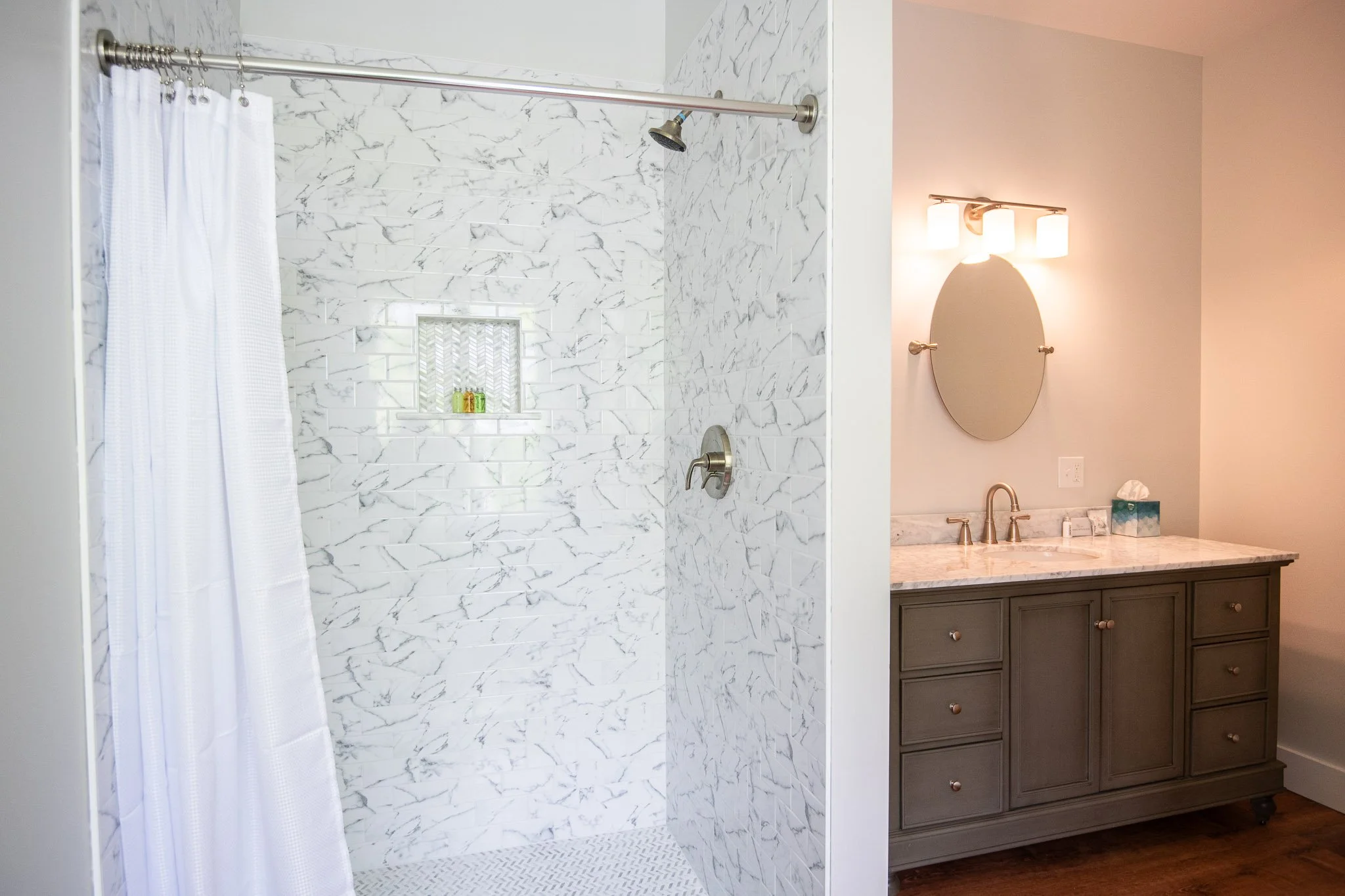 Cleftstone Inn Room 4 Bathroom.jpg