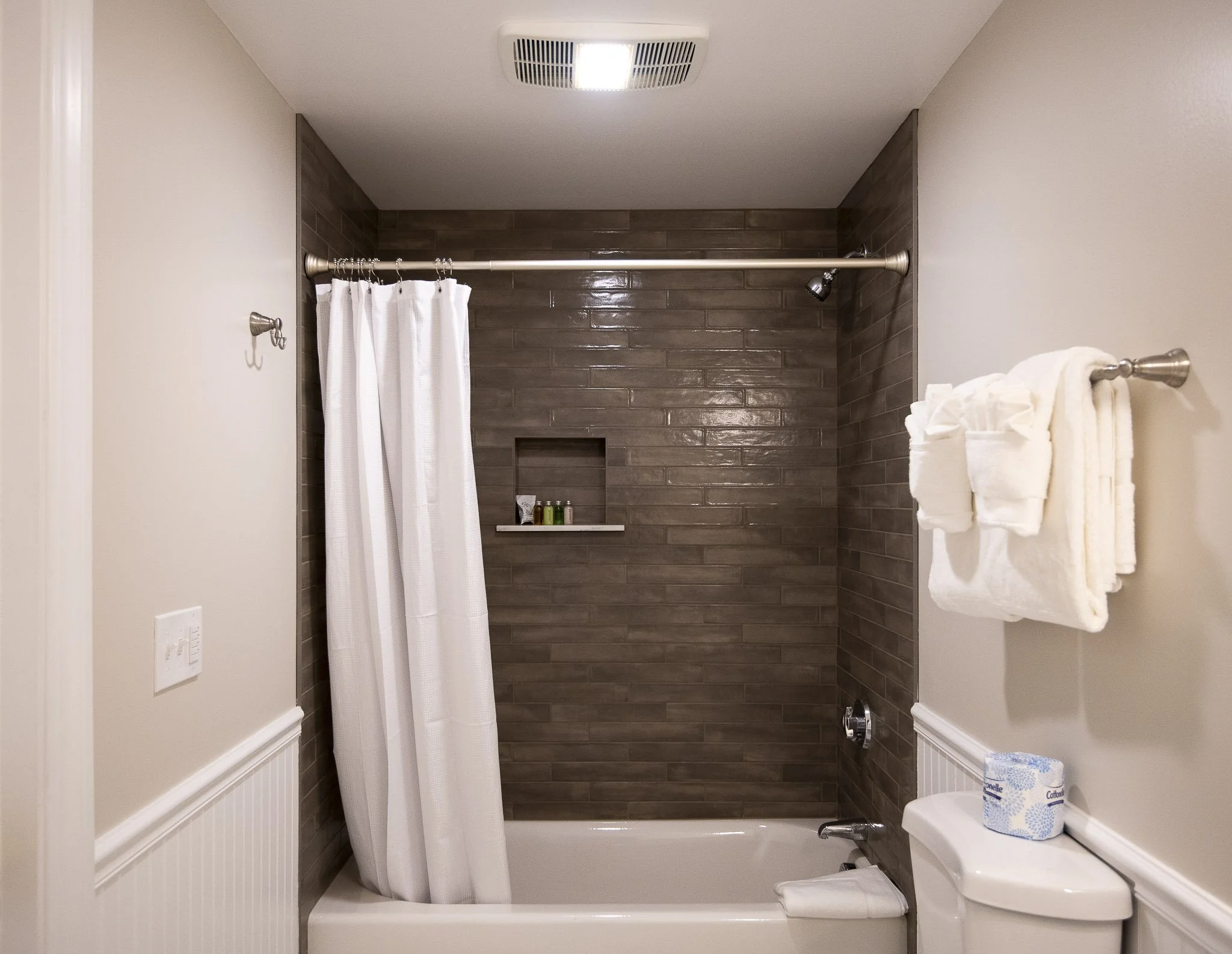 Cleftstone Inn 6 Bathroom.jpg