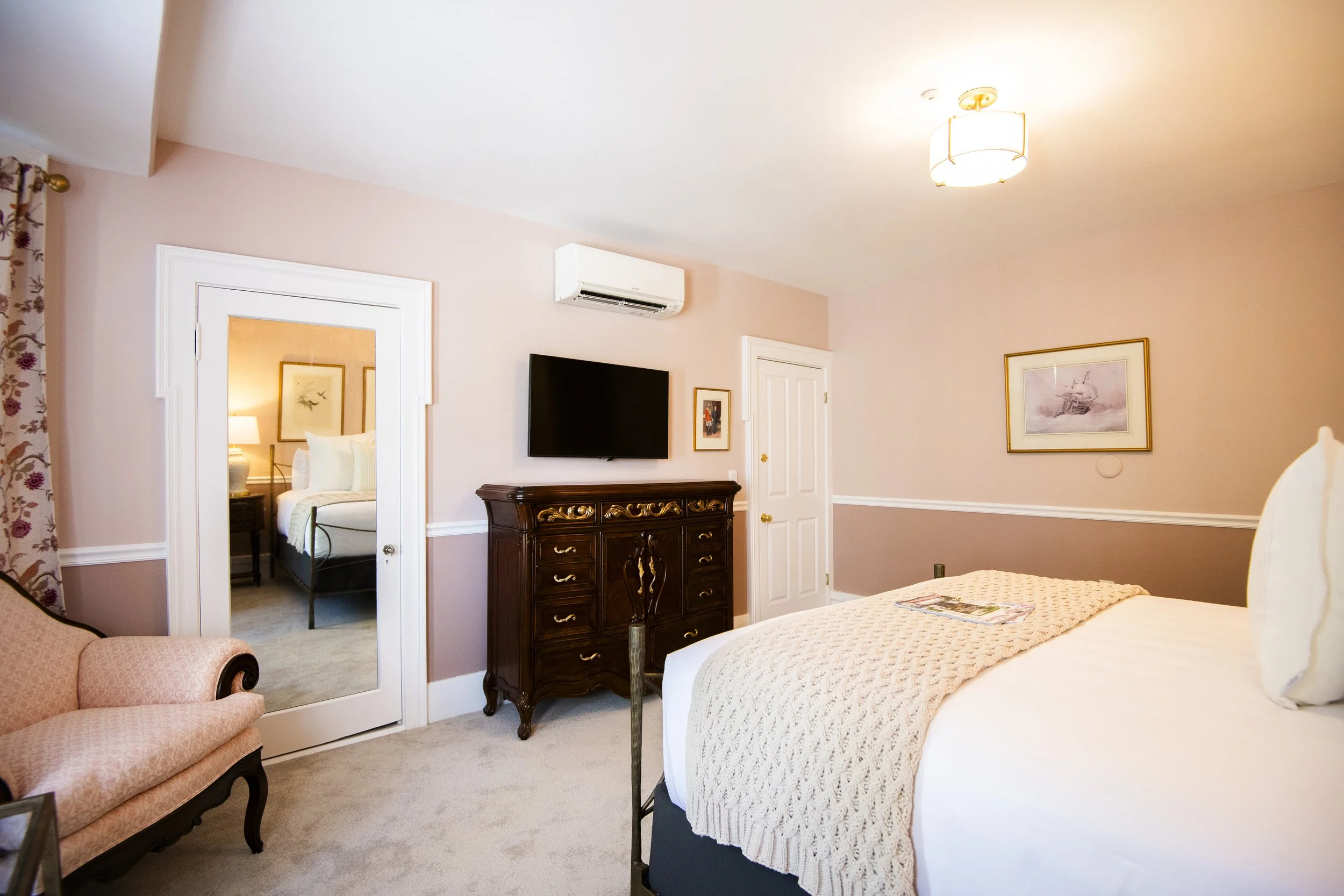 Cleftstone Inn_Queen w: Detached Bath 11.3.jpg