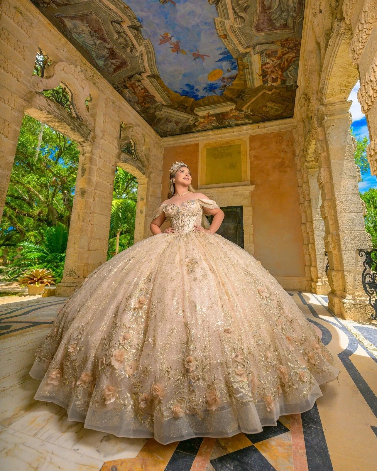 ✨ En Ernesto Studio Miami no solo hacemos sesiones de fotos…
creamos experiencias de lujo diseñadas para Quinceañeras que sueñan en grande.
👗 Renta o venta de vestidos exclusivos, maquillaje y peinado profesional,
📸 fot