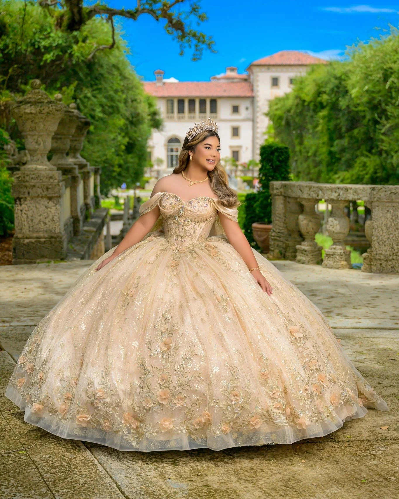 ✨ En Ernesto Studio Miami no solo hacemos sesiones de fotos…
creamos experiencias de lujo diseñadas para Quinceañeras que sueñan en grande.
👗 Renta o venta de vestidos exclusivos, maquillaje y peinado profesional,
📸 fot