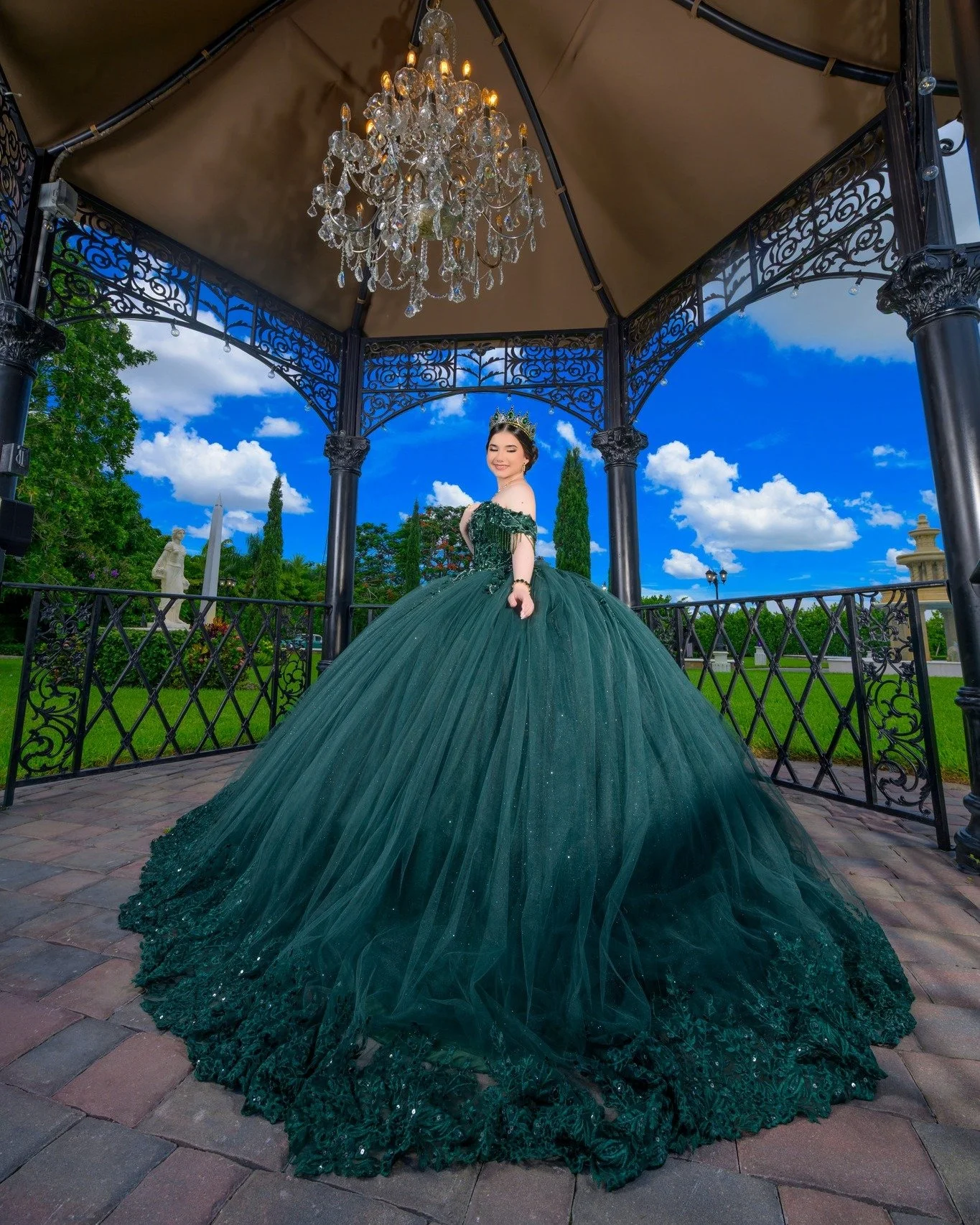 Tus 15 no son solo una sesión de fotos…
💫 Son una experiencia que recordarás toda la vida.
En Ernesto Studio Miami, transformamos sueños en arte:
👗 Vestidos exclusivos y hechos para brillar.
💄 Maquillaje y peinado prof