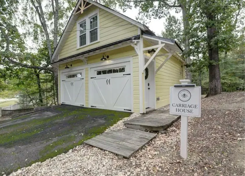 Weekend plans? How about a Roswell staycation at the Brumble Bee Carriage House? 🐝 

👋 Meet the Brumble Bee Carriage House, a relic from the early 1900s once owned by Otis Brumby. With its distinctive yellow exterior and cozy interior, this retreat