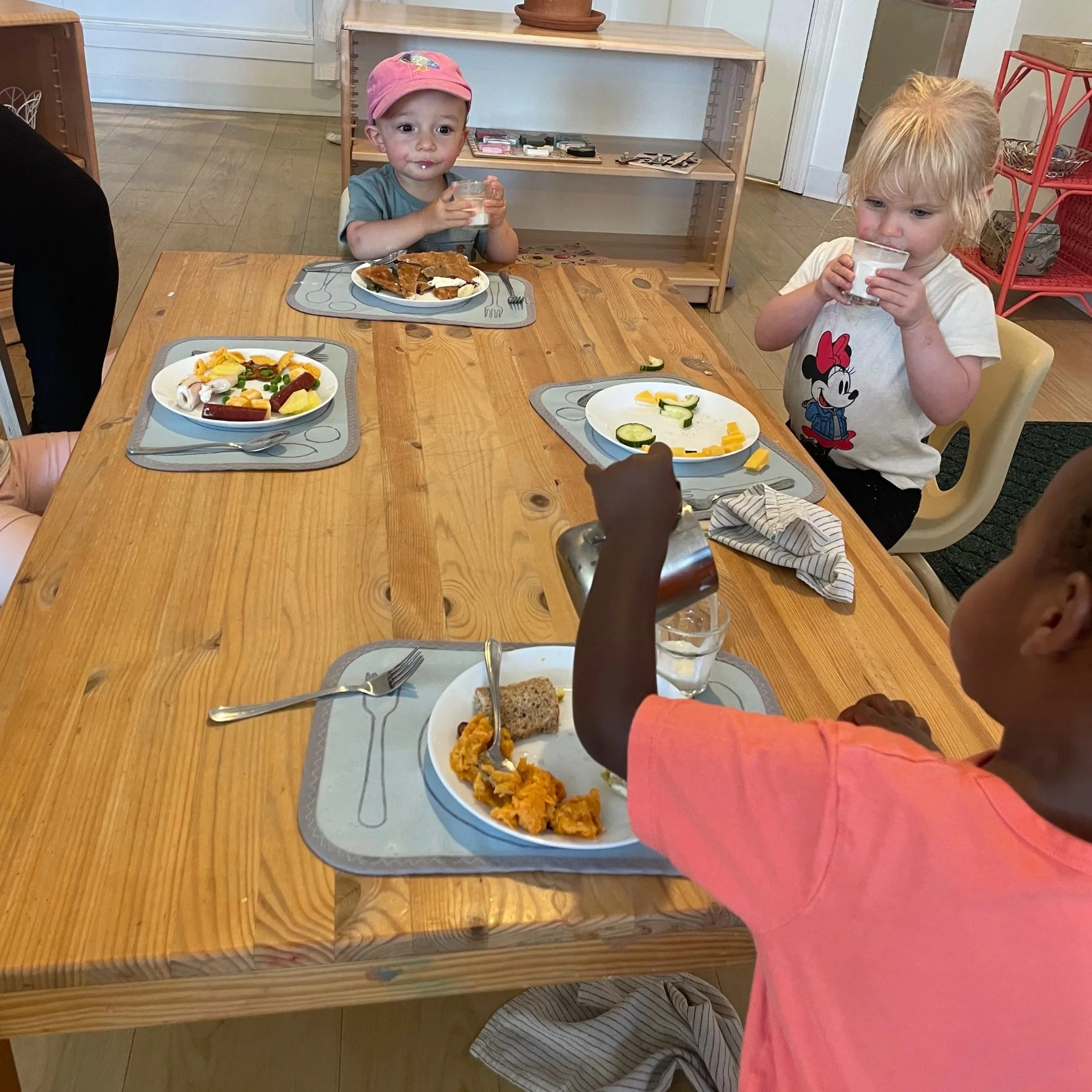 After setting the table, children bring their lunchboxes to the table and plate their own food. When everyone's food has been plated, the community sings a wish together, and then begins the meal.