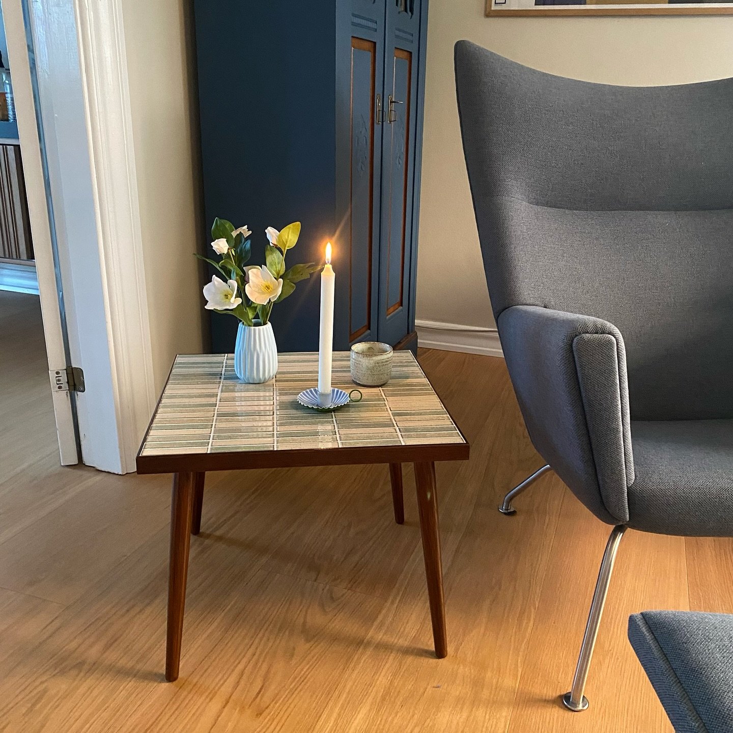 𝗗𝗲𝗹𝗲𝗿 𝗱𝗲𝘁 𝗺𝗼𝗻 𝘃𝗮𝗻𝗱𝗲𝗻𝗲?🤔

Nogle synes, at det der retro-udtryk, - bare er for meget. Mens andre elsker det💝. 

Her er det Marguerite Mossgreen med teakbejdset kantliste og ben i et retrolook, som passer sammen med de gamle teakm&os