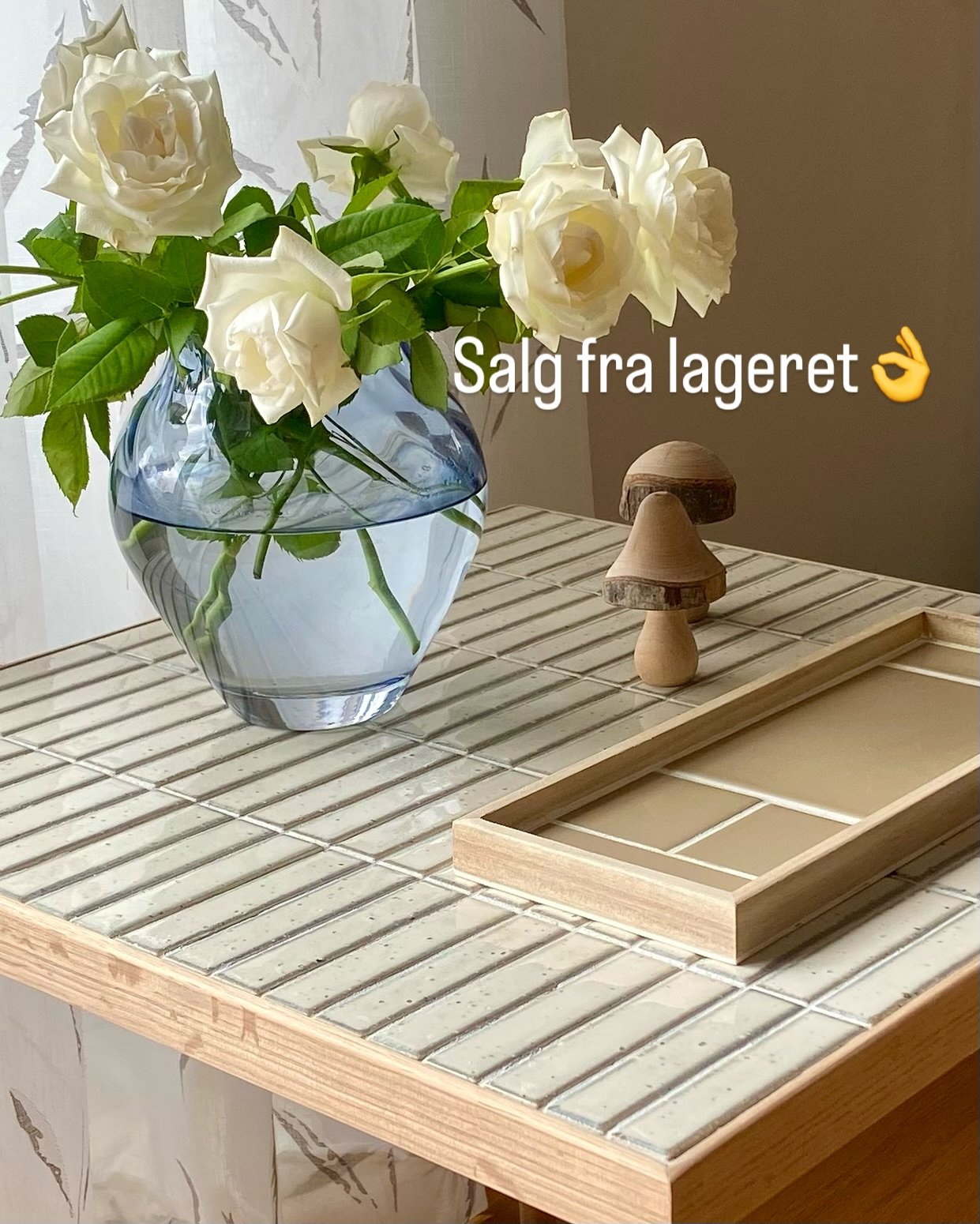 𝗗𝗲𝗰𝗲𝗺𝗯𝗲𝗿 𝗲𝗿 𝗶𝗸𝗸𝗲 𝗸𝘂𝗻 𝗷𝘂𝗹𝗲𝗿𝗶 🎄💥🎁

Hos N&aelig;nsom Nostalgi er vi ogs&aring; optaget af, at &aring;ret g&aring;r p&aring; h&aelig;ld. 

Der skal rydes op og rydes ud🧹

Derfor s&aelig;lger jeg dette smukke bord, som st&aring;