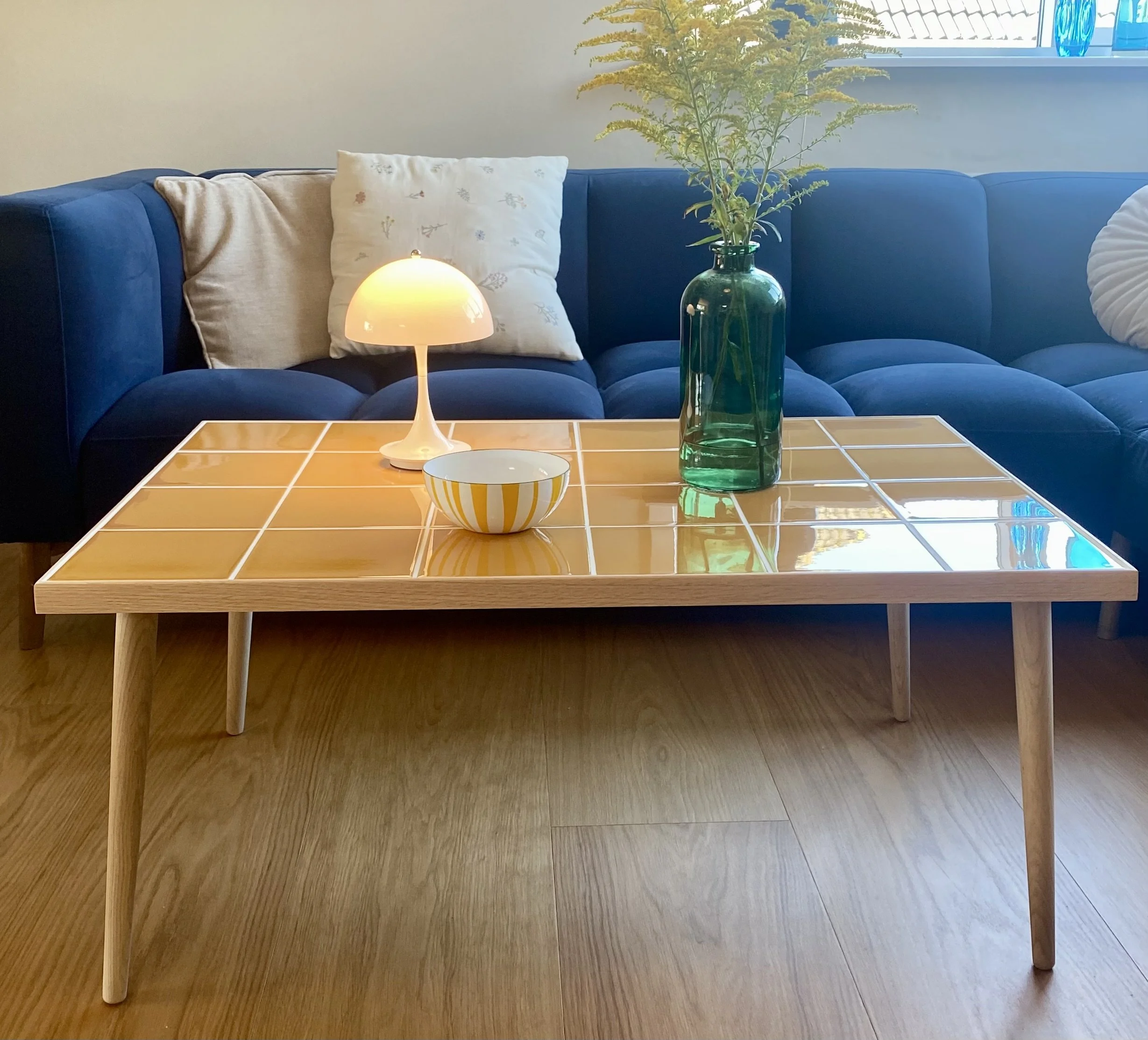 Flisebord i en beige farve. Nordisk interiør