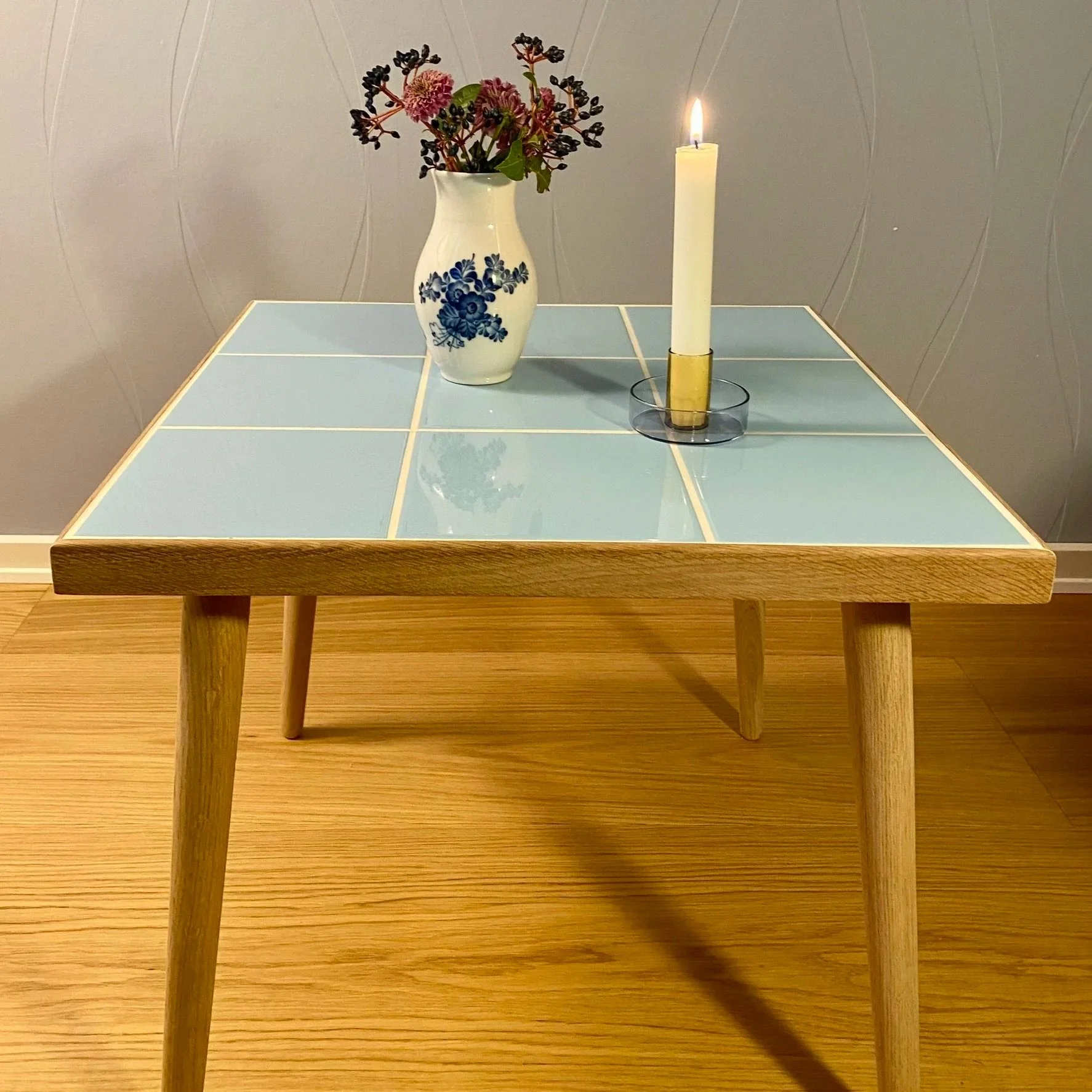 Grå flisebord. Sidebord. Egetræ. Nordisk