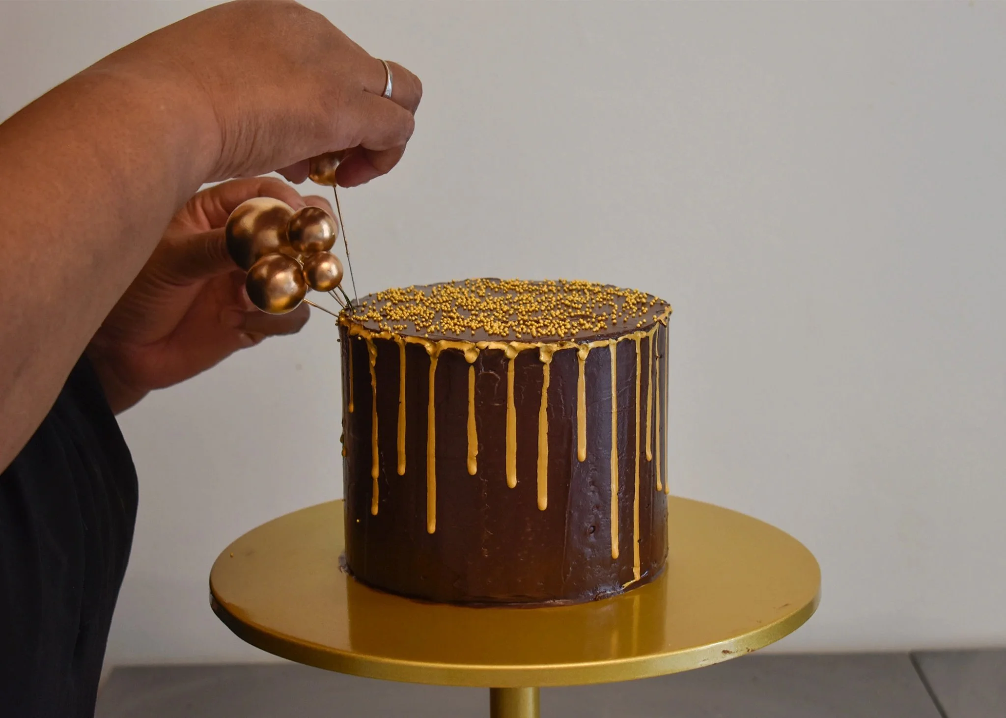 How to decorate a luxury cake