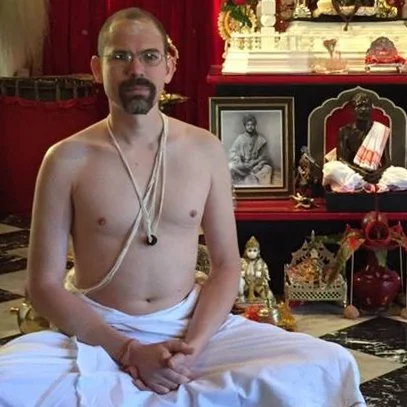 Foto de Nandikesha sentado frente al altar de Kali Mandir en Laguna Beach, California.