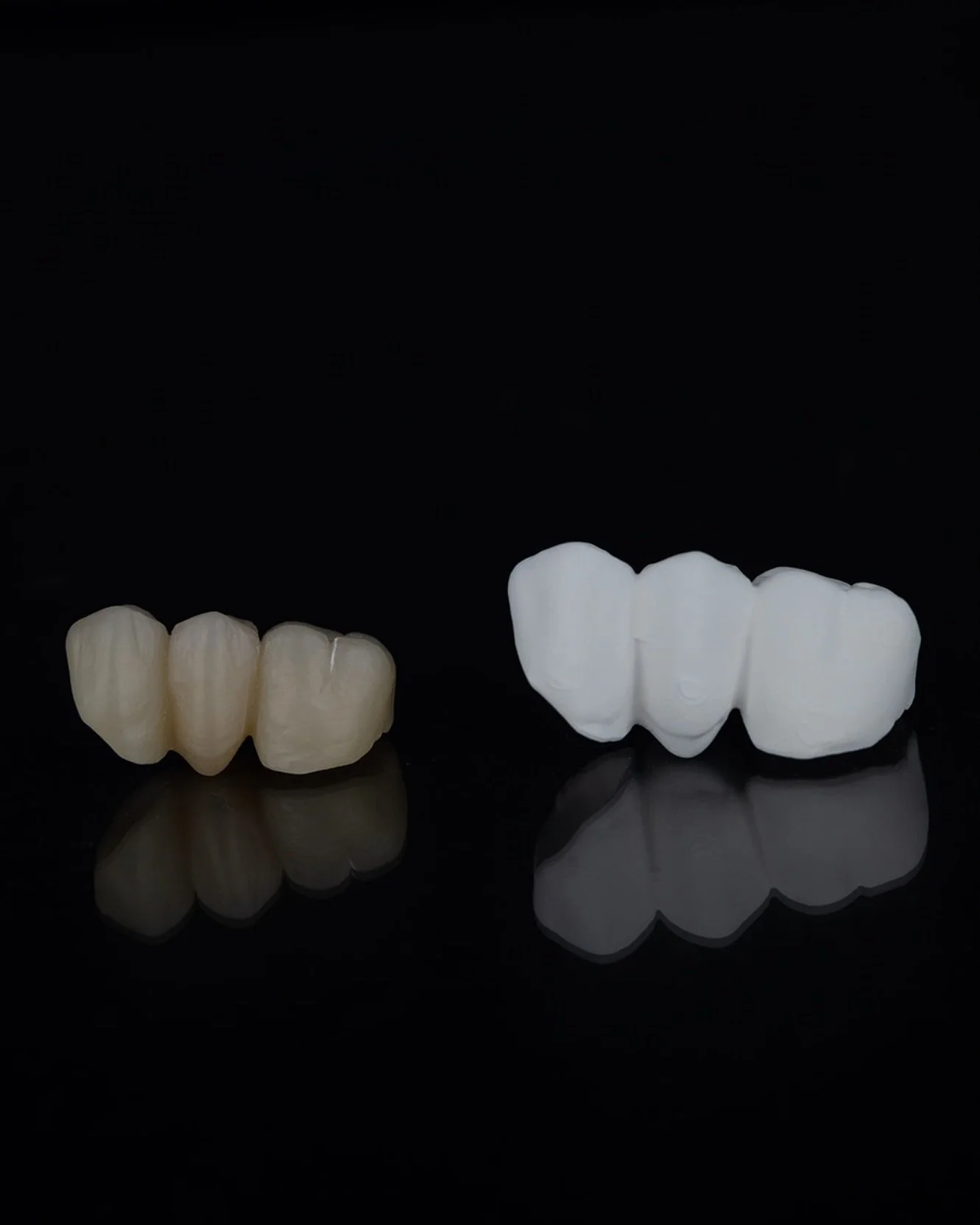 Antes y después de la sinterización.
#laboratoriodental #laboratoriodentalmadrid #protesisdentales #zirconiodental #clinicadental #clinicadentalmadrid