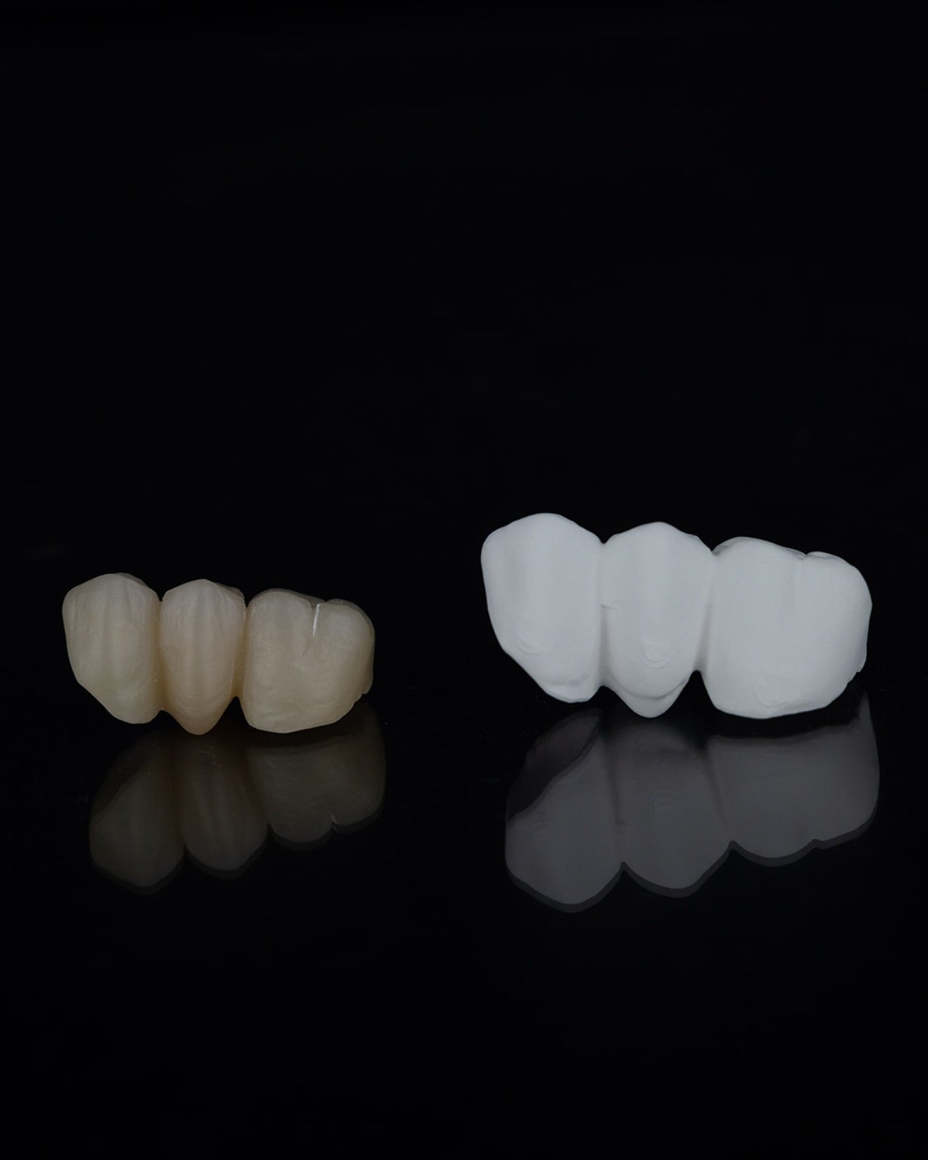 Antes y despu&eacute;s de la sinterizaci&oacute;n.

#laboratoriodental #laboratoriodentalmadrid #protesisdentales #zirconiodental #clinicadental #clinicadentalmadrid