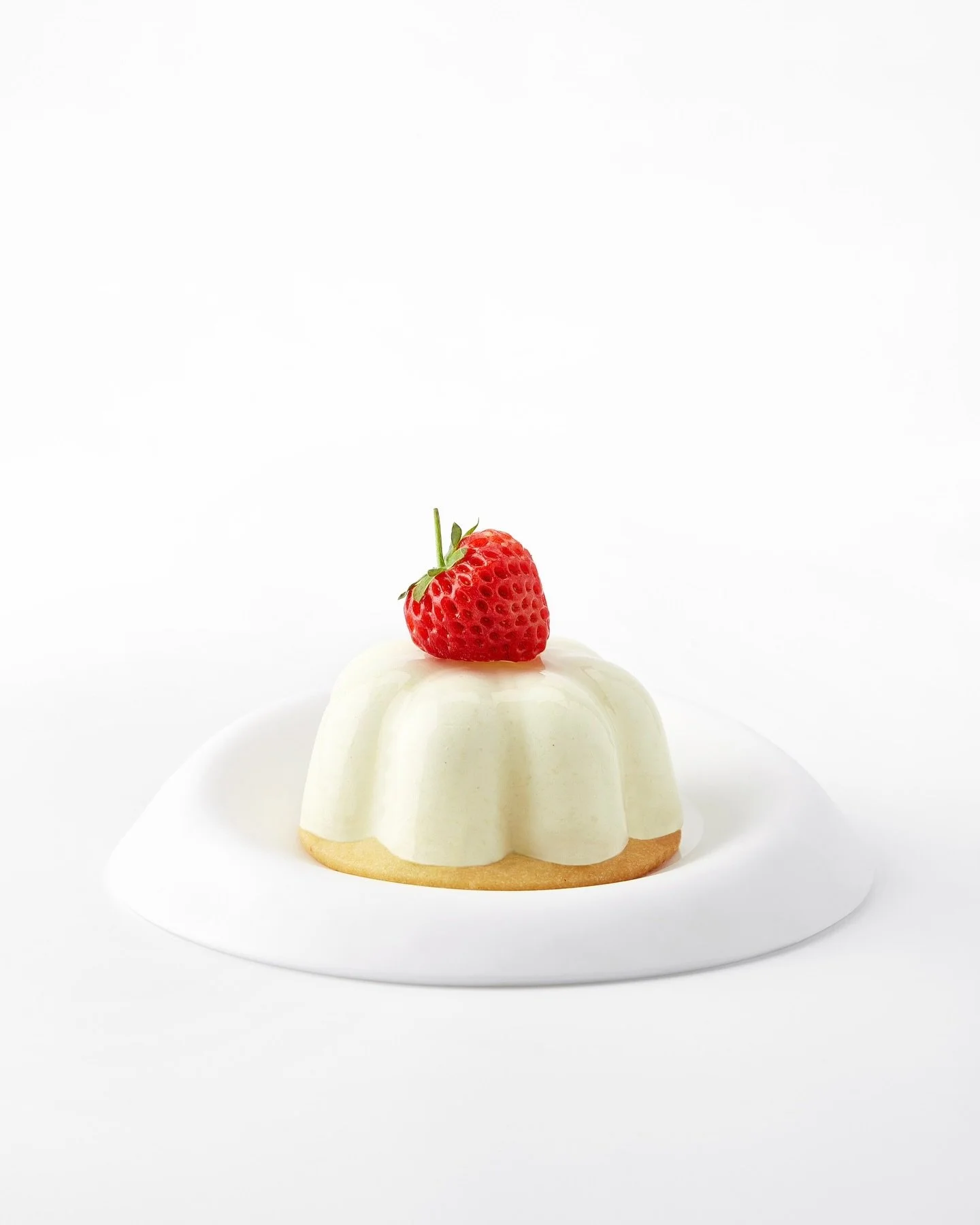 Un toque de rojo en un lienzo de sabores delicados