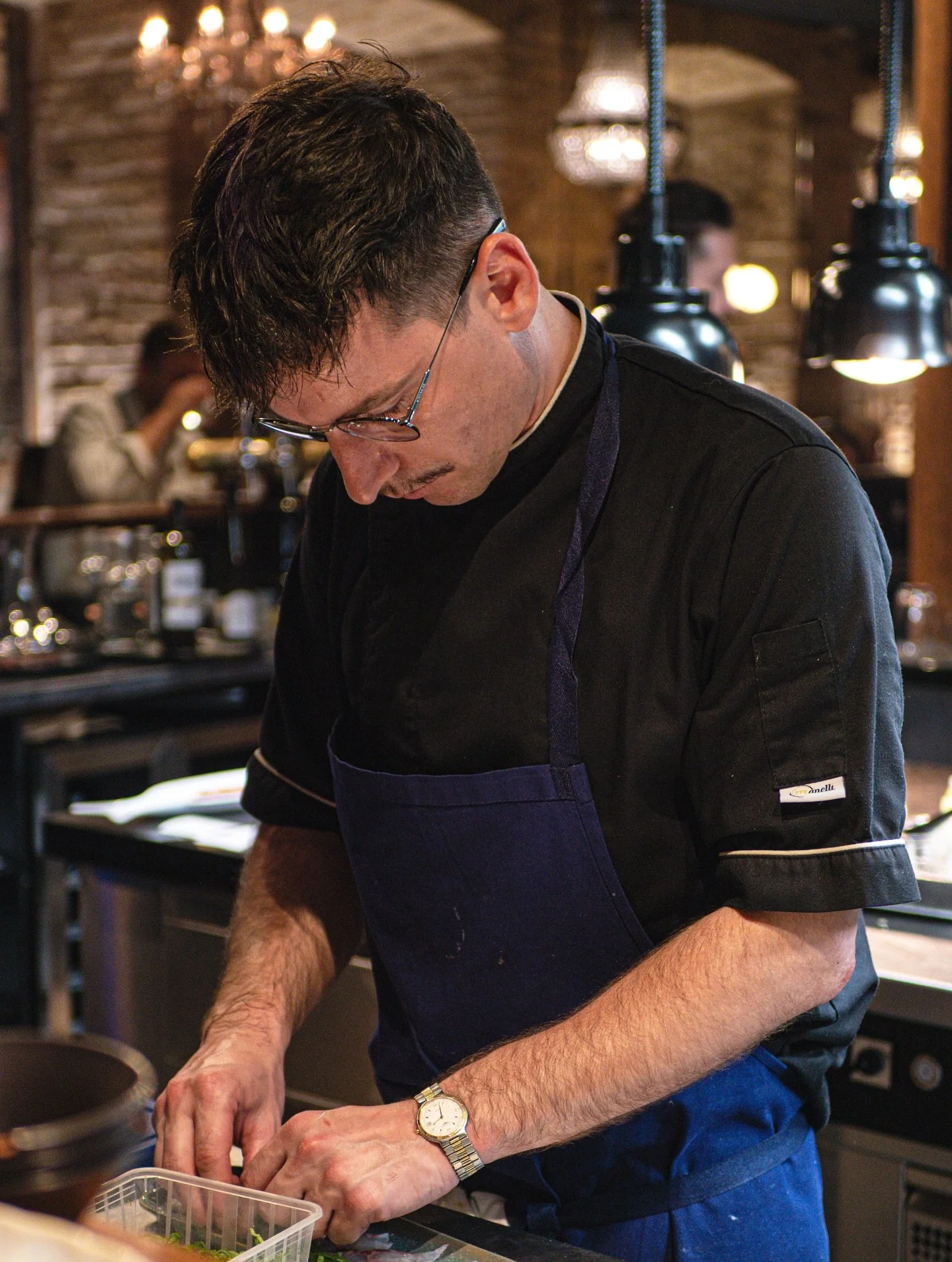 Notre &eacute;quipe en cuisine, toujours pr&ecirc;te &agrave; vous r&eacute;galer 😋
Au restaurant Grange
Du lundi au samedi,
26 rue de l&rsquo;Ail &agrave; Strasbourg. 
#strasbourgfood #grangestrasbourg #cuisinefusionstrasbourg#gastronomiestrasbourg