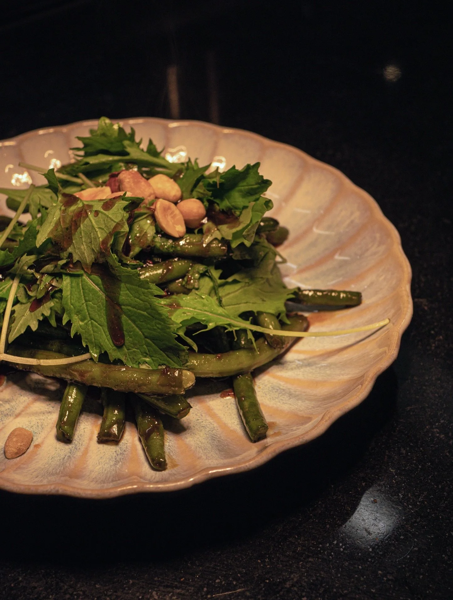 Notre salade d&rsquo;haricots verts laqu&eacute;s, &agrave; venir d&eacute;guster dans votre restaurant Grange 
Du lundi au samedi,
26 rue de l&rsquo;Ail

#strasbourgfood #grangestrasbourg #cuisinefusionstrasbourg#gastronomiestrasbourg #foodexperienc